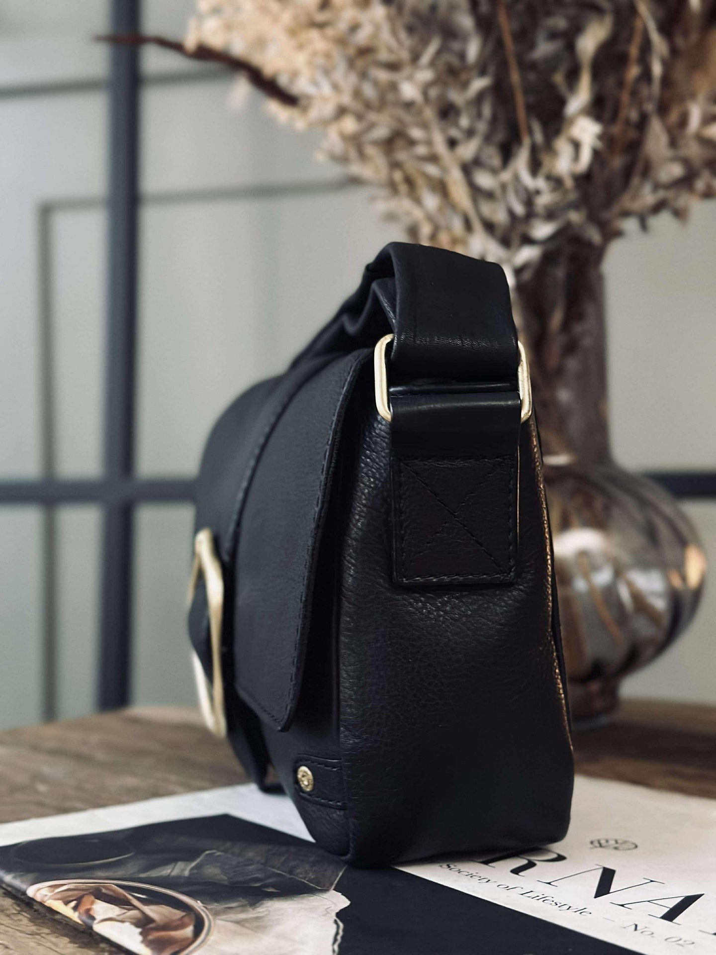 Crossover med spenne - Black leather