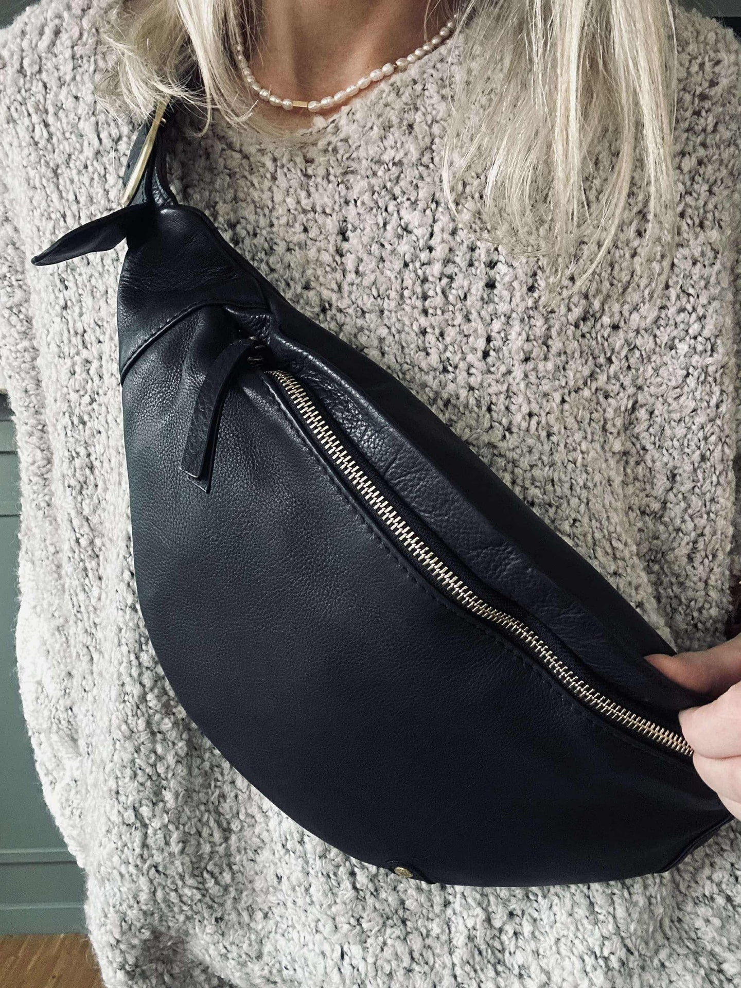 Bumbag med spenne - Black leather