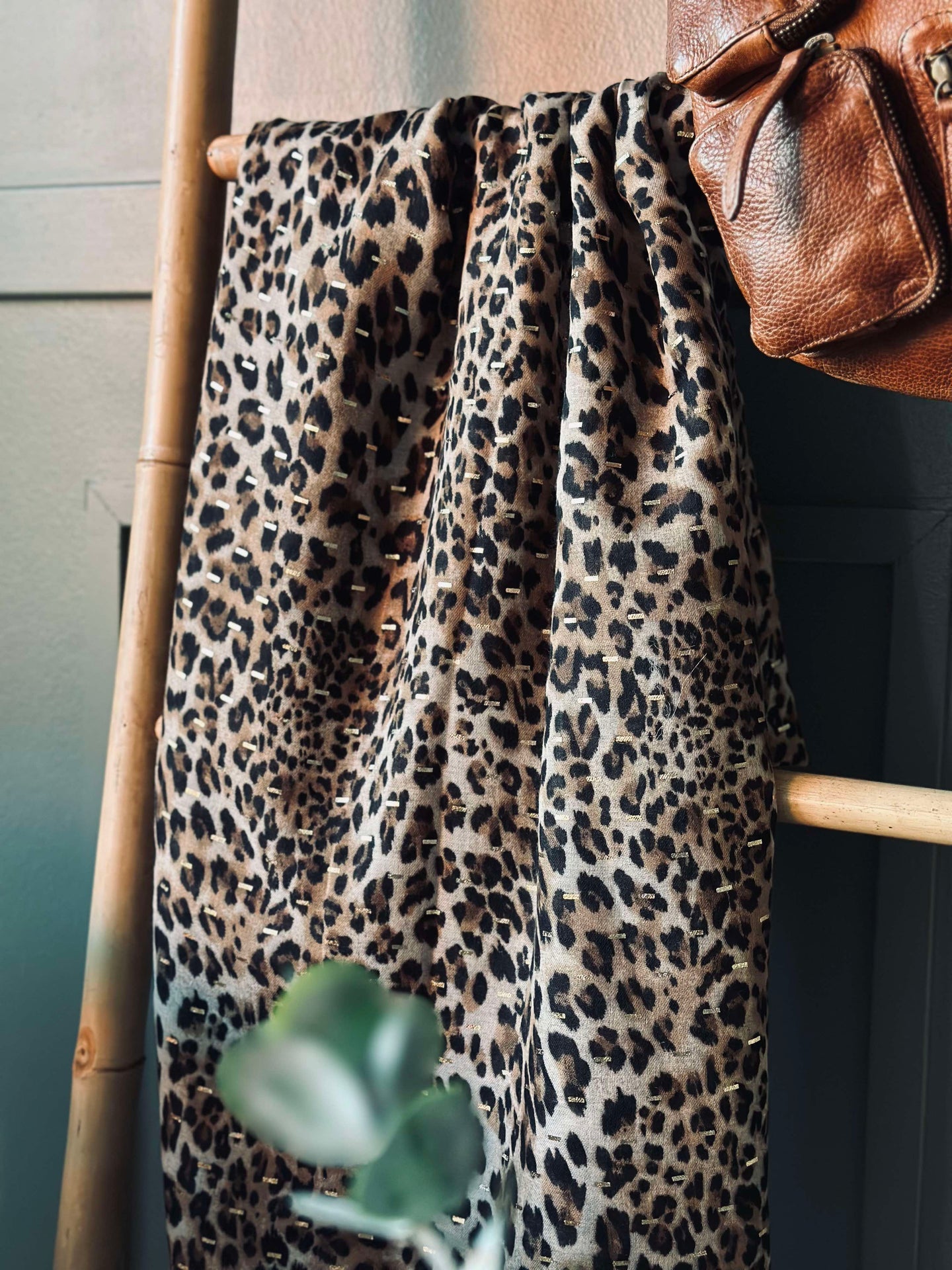 Skjerf Leopard med gulldetalje - Beige