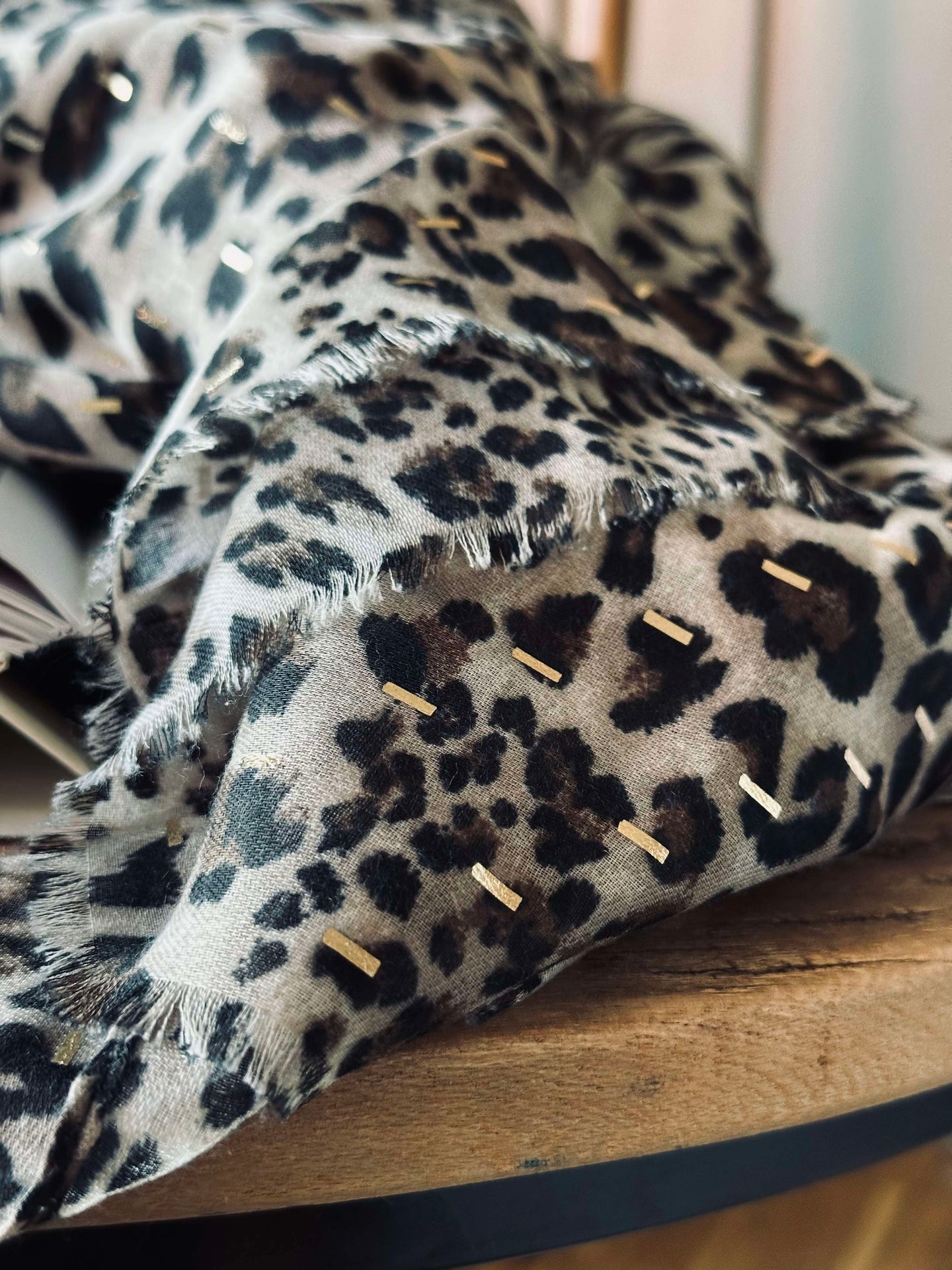Skjerf Leopard med gulldetalj - Camel