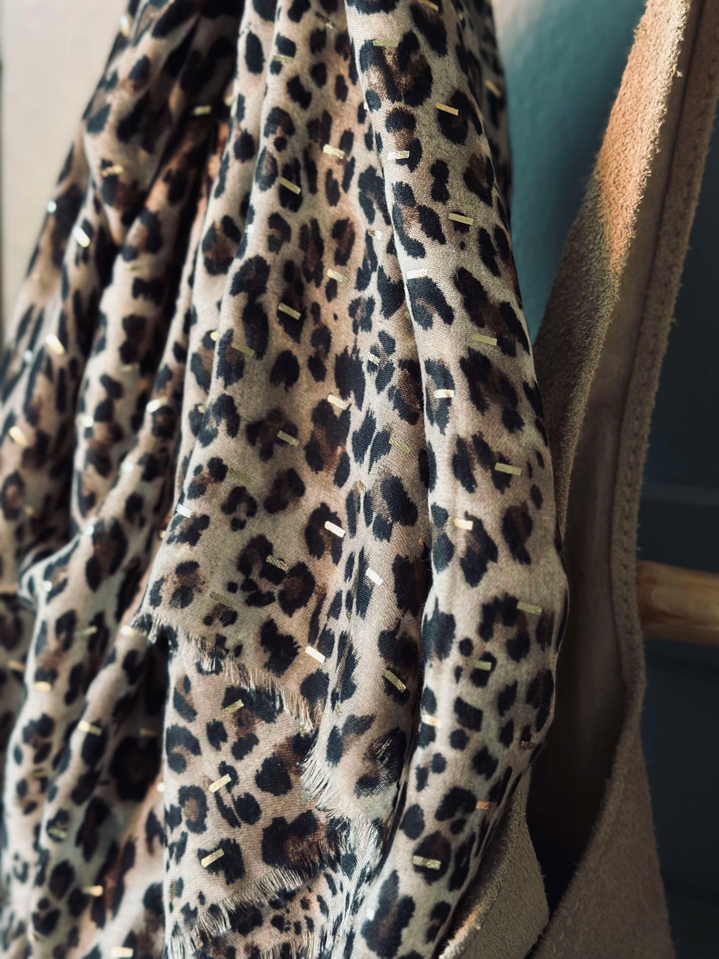 Skjerf Leopard med gulldetalj - Camel