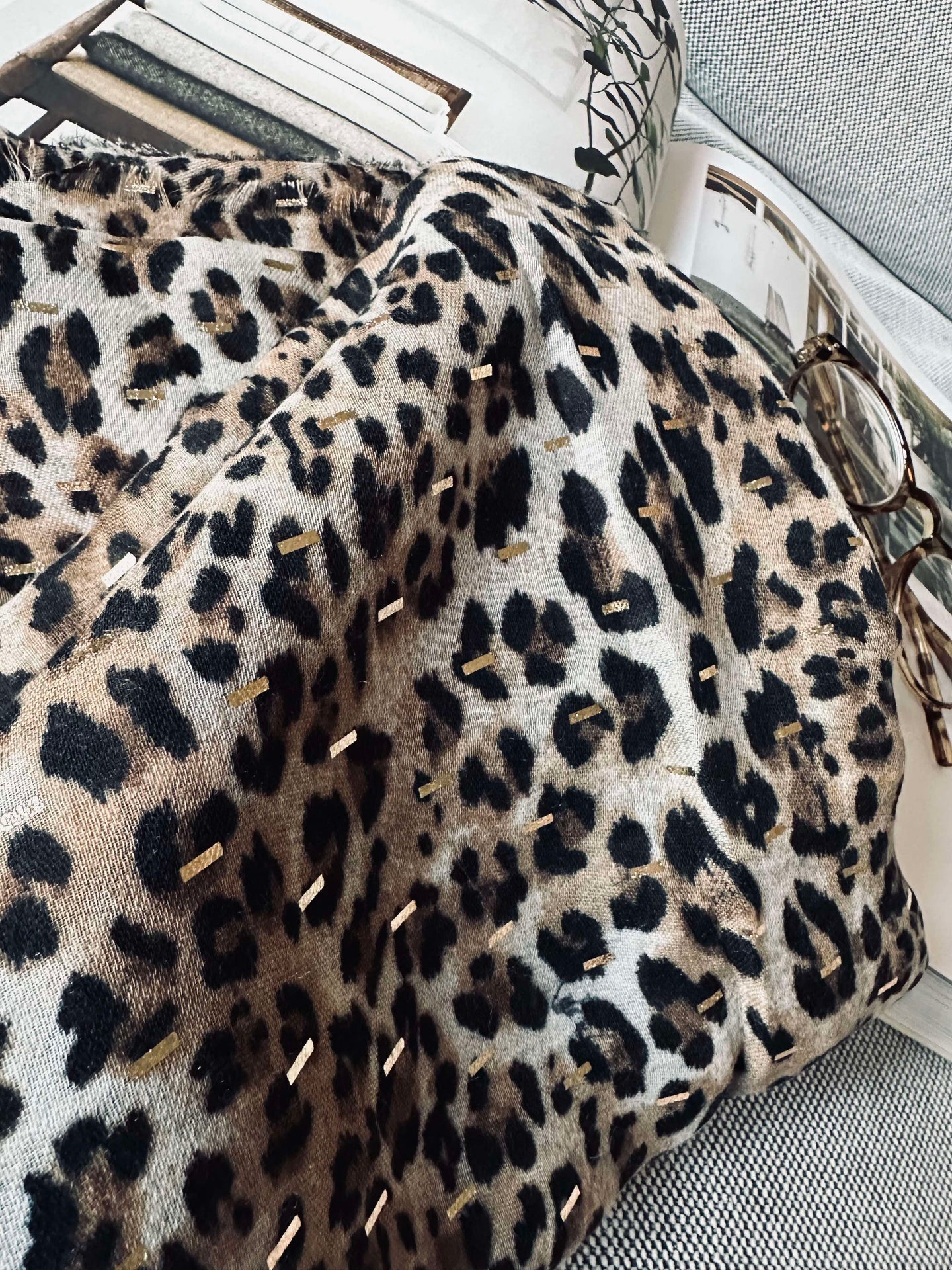 Skjerf Leopard med gulldetalje - Beige