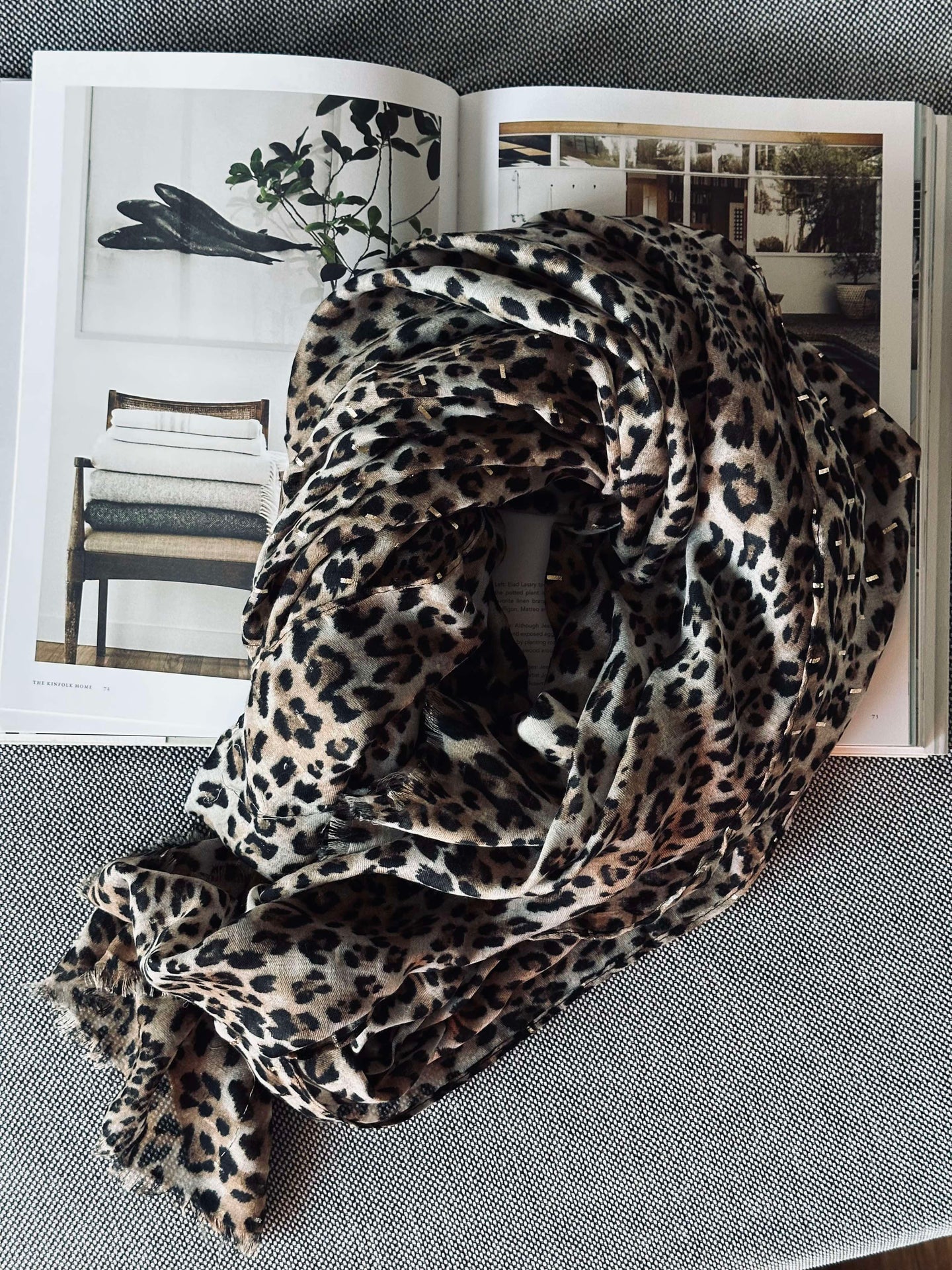 Skjerf Leopard med gulldetalje - Beige