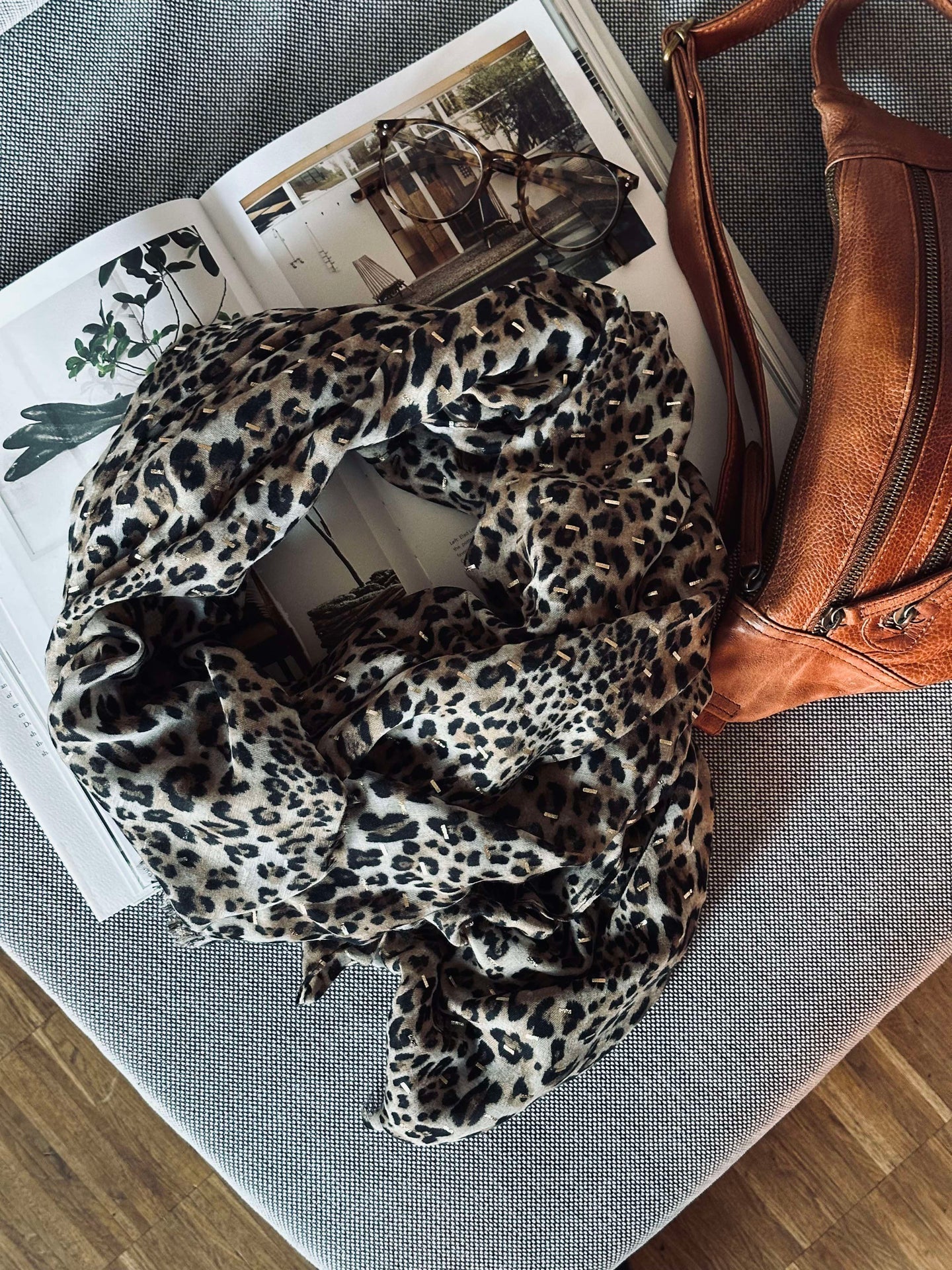 Skjerf Leopard med gulldetalje - Beige