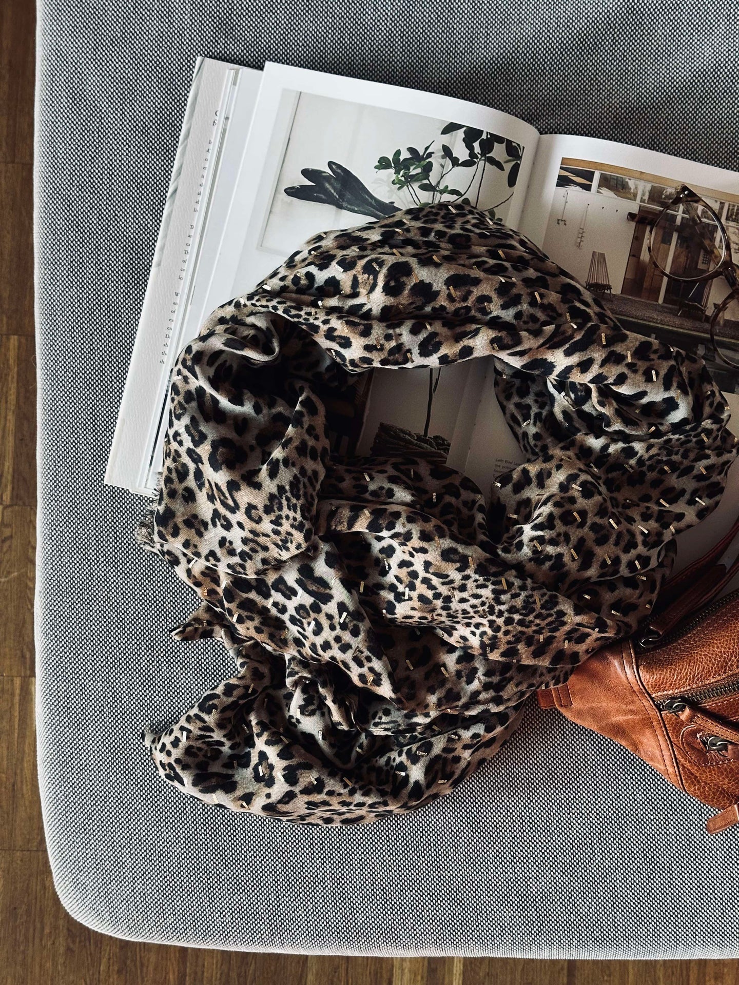 Skjerf Leopard med gulldetalje - Beige