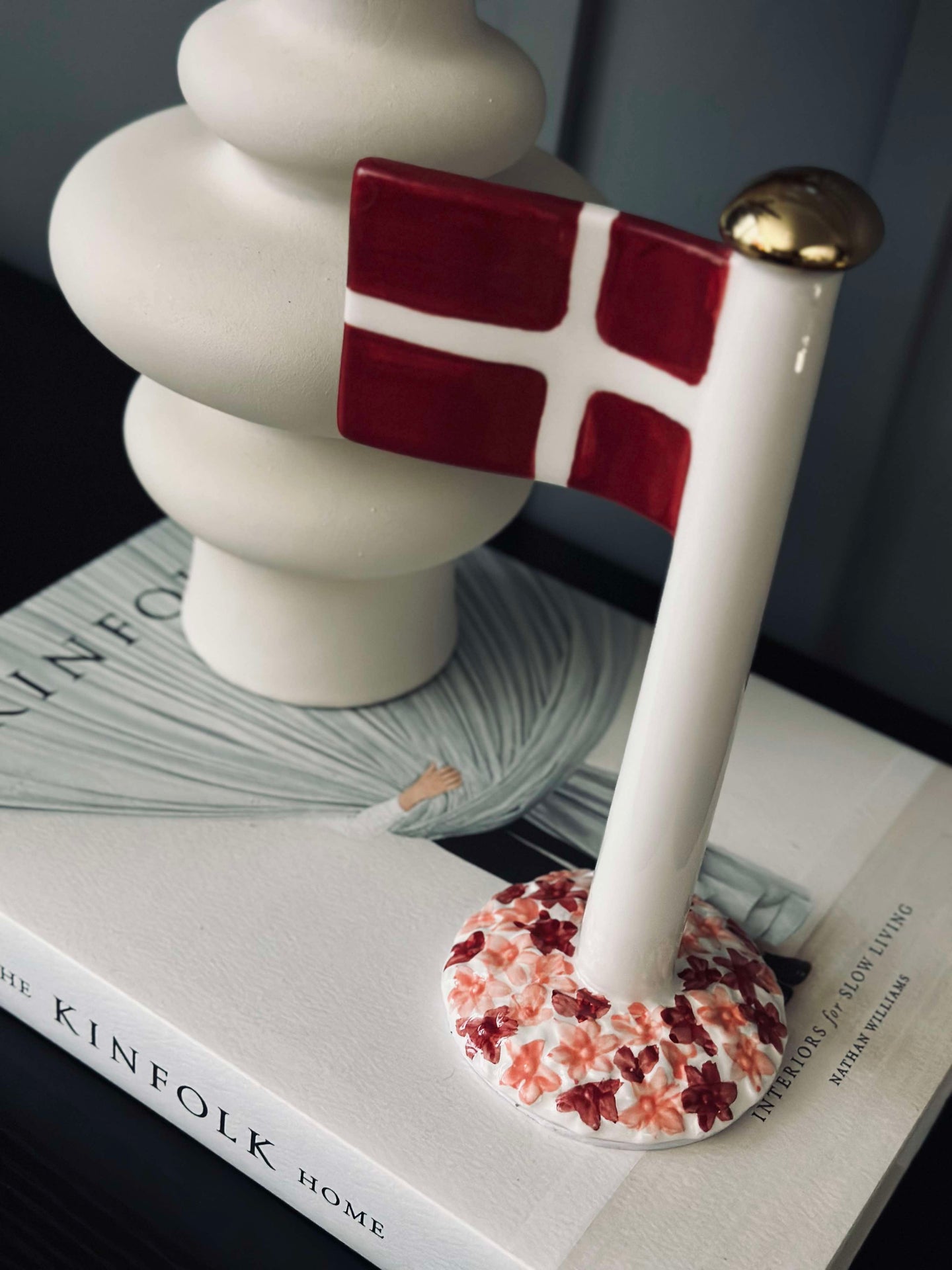 Flagg keramikk – Dannebrog m. rosa fot