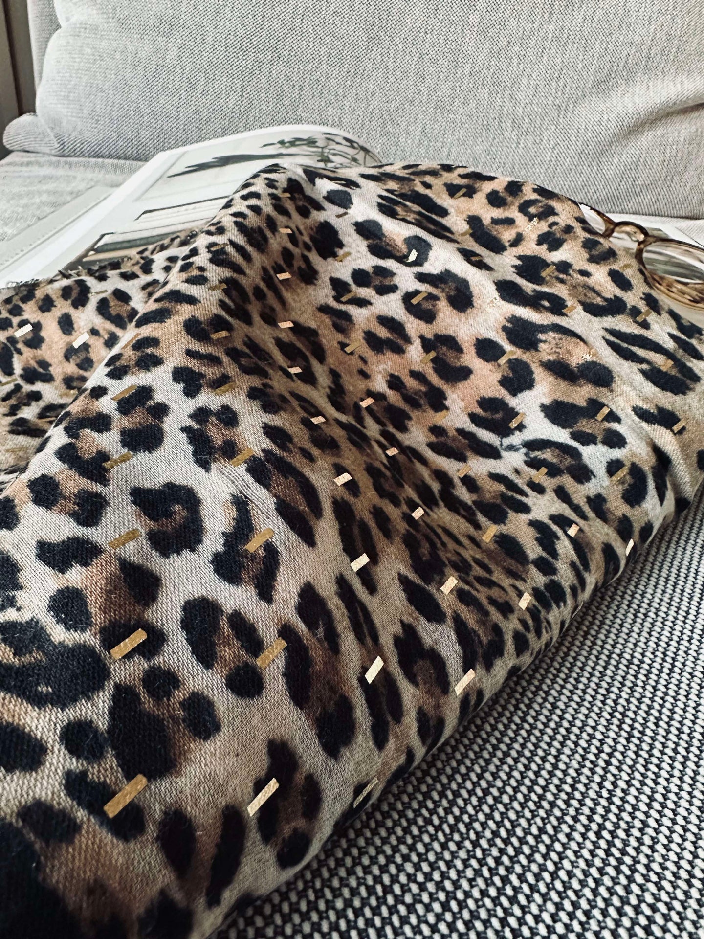 Skjerf Leopard med gulldetalje - Beige