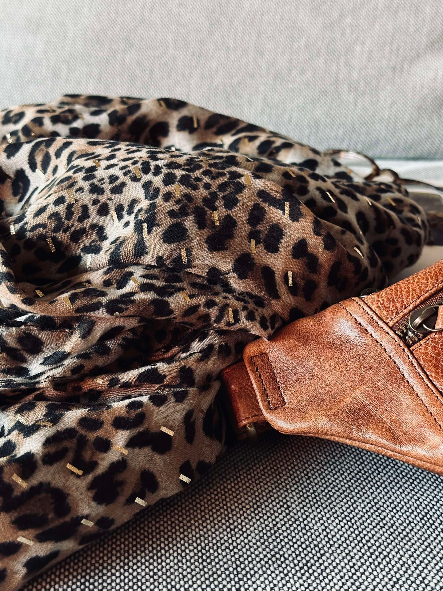 Skjerf Leopard med gulldetalje - Beige