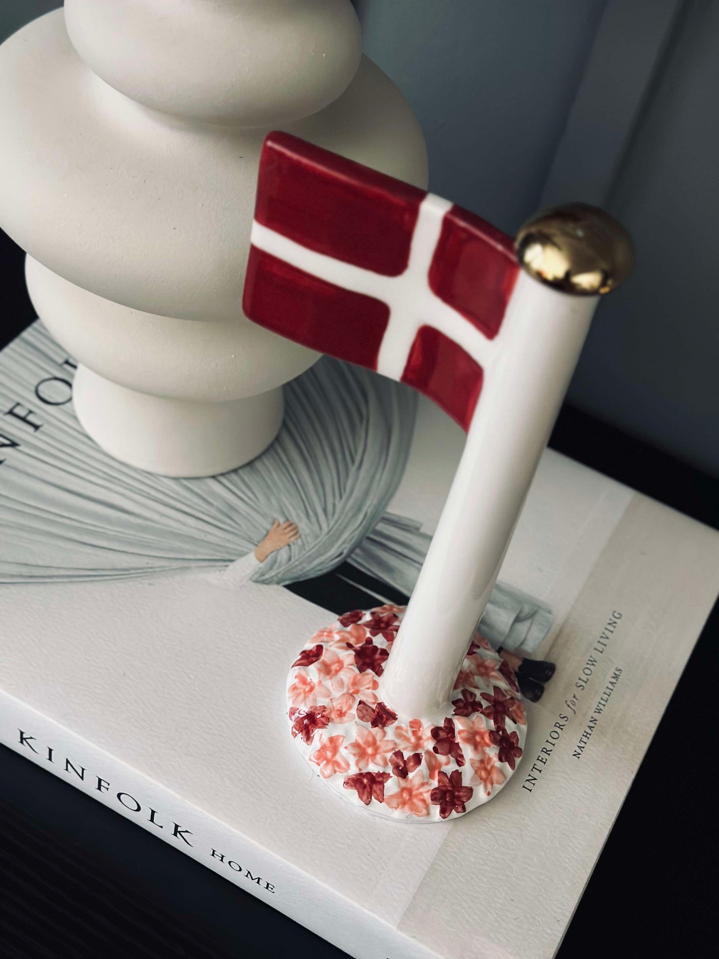 Flagg keramikk – Dannebrog m. rosa fot