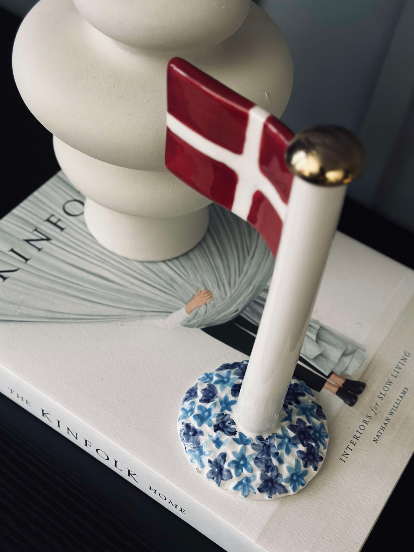 Flagg keramikk – Dannebrog m. blå fot