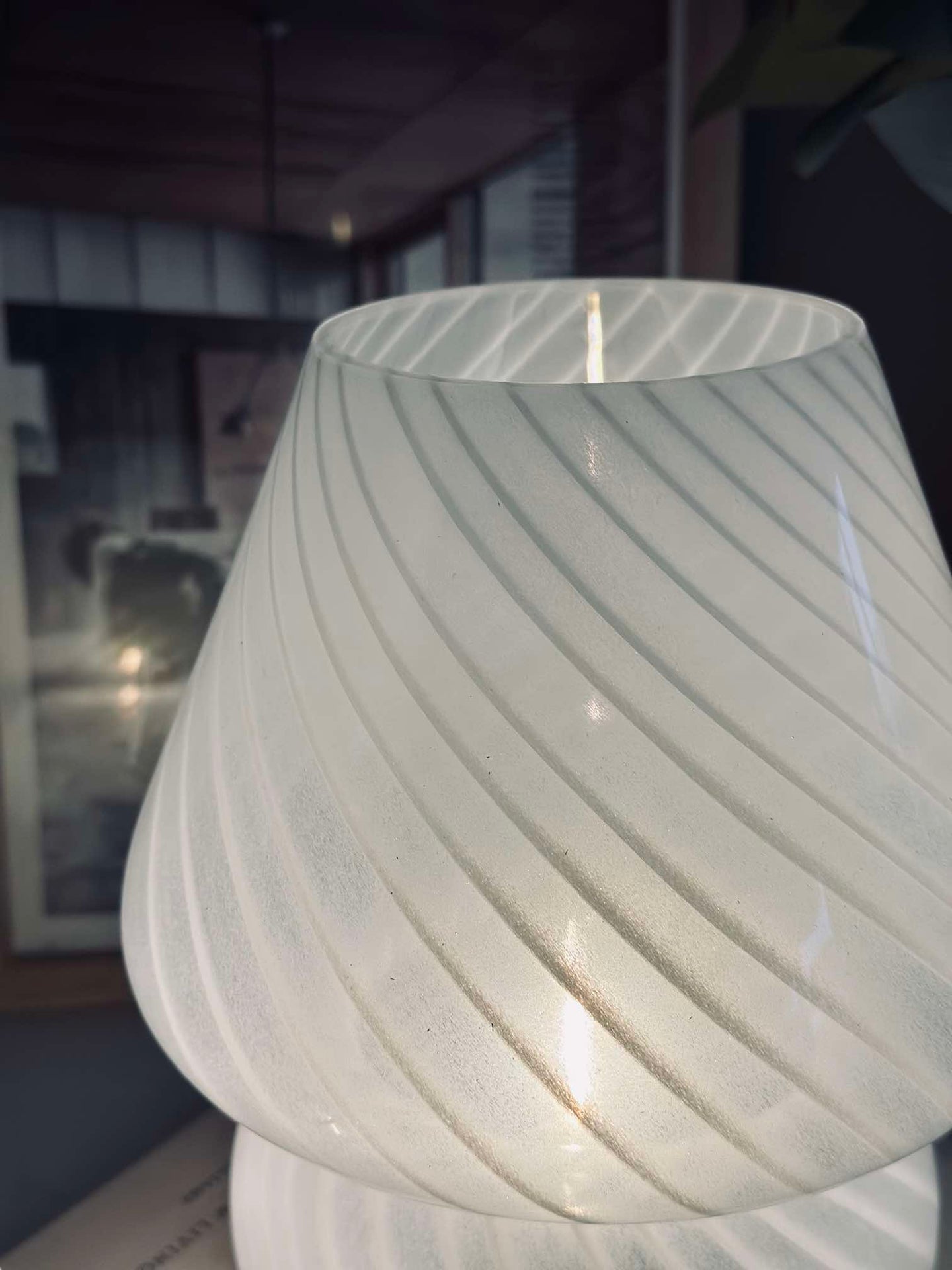 Mushroom Medium – Hvit munnblåst glass