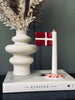 Flagg keramikk – Dannebrog m. rosa fot