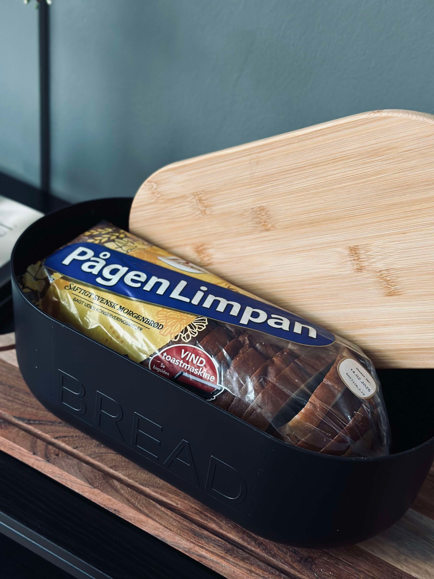 Brødkasse med bambuslokk