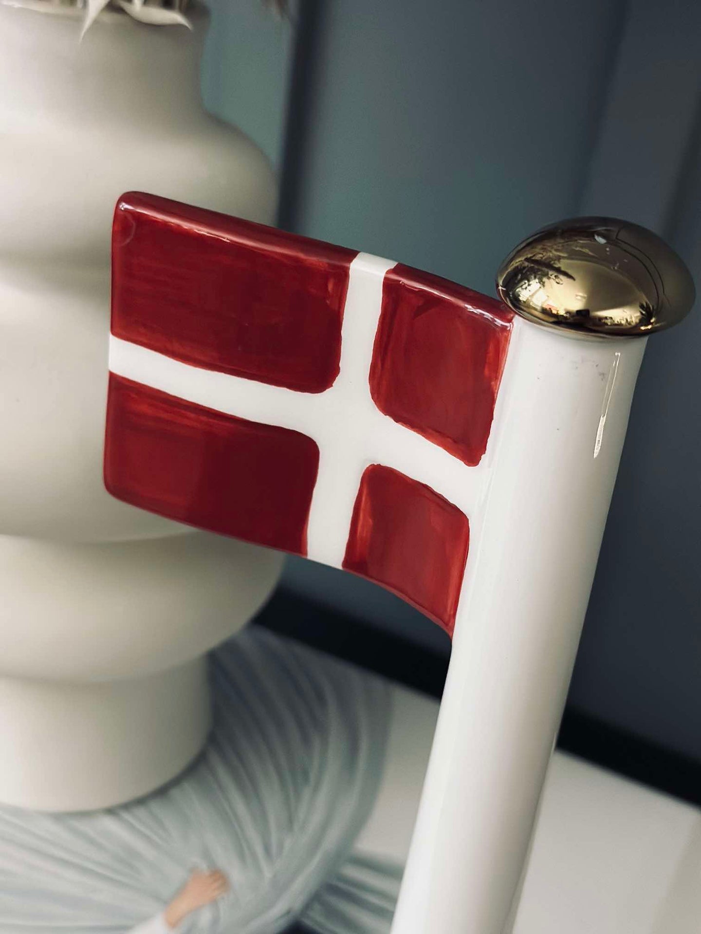 Flagg keramikk – Dannebrog m. rosa fot