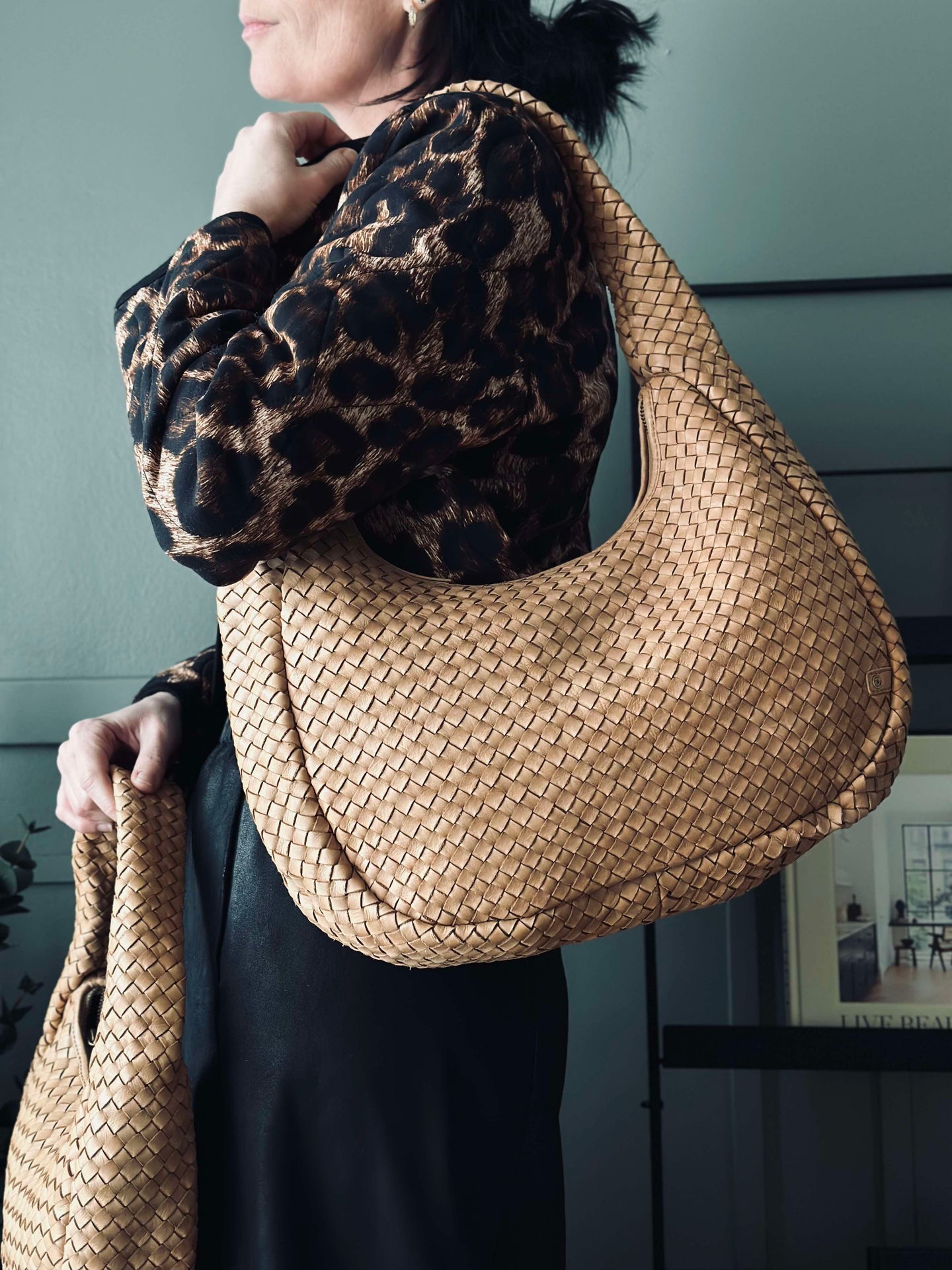 Elegant håndflettet skulderveske - Sand stor