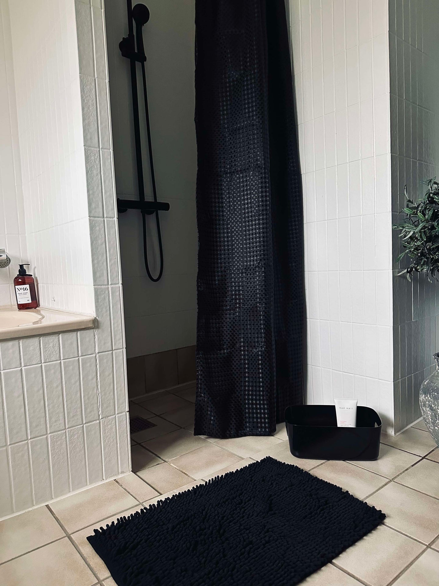 Baderomssett: Dusjforheng & baderomsmatte / Svart