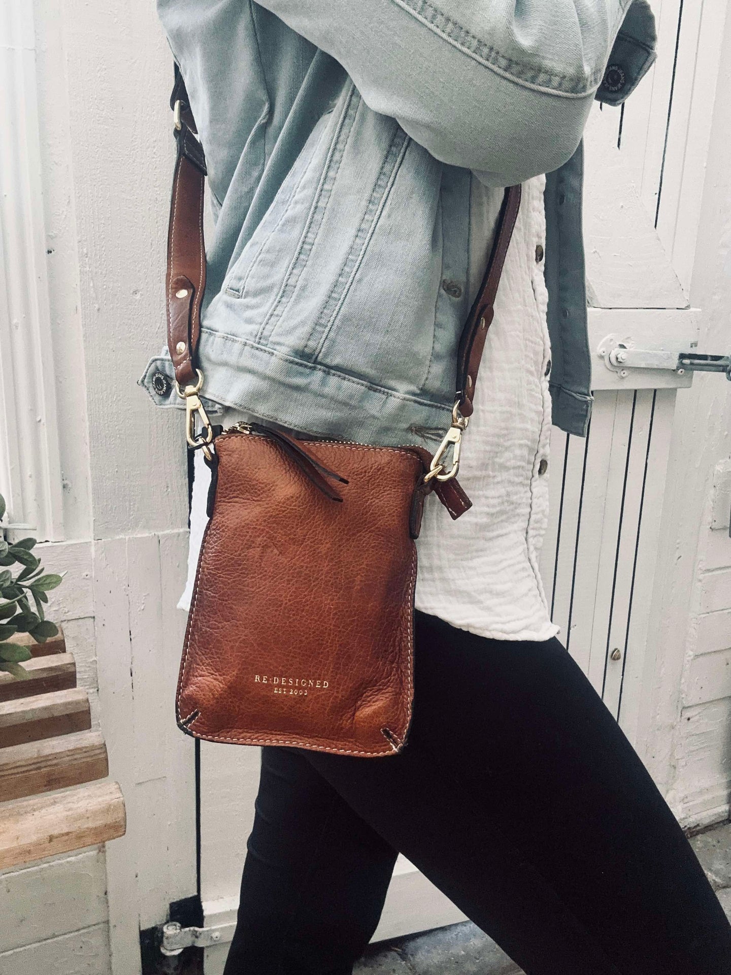 Crossover mobilveske - Nava Walnut