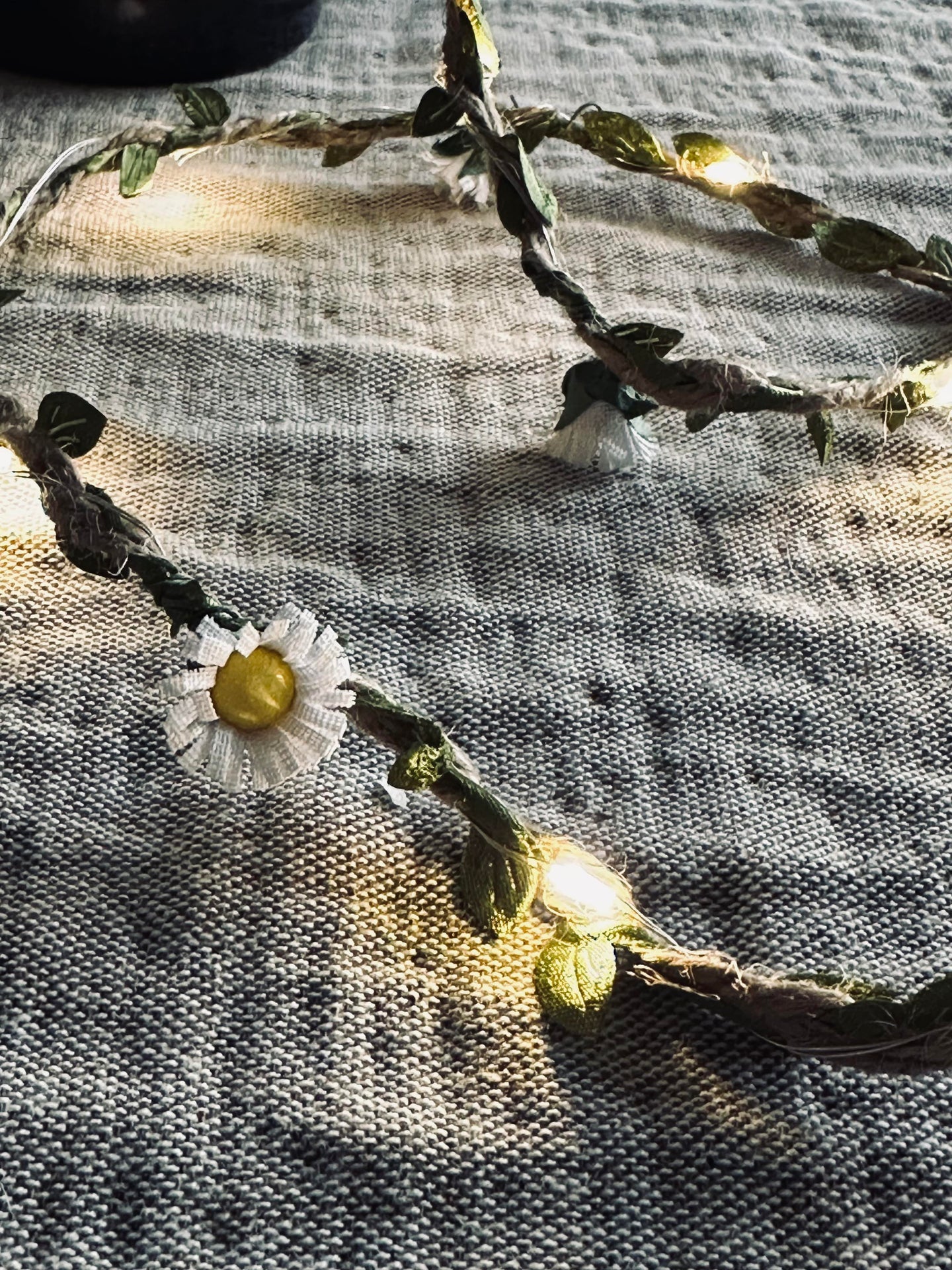 Lyslenke med blader og blomster