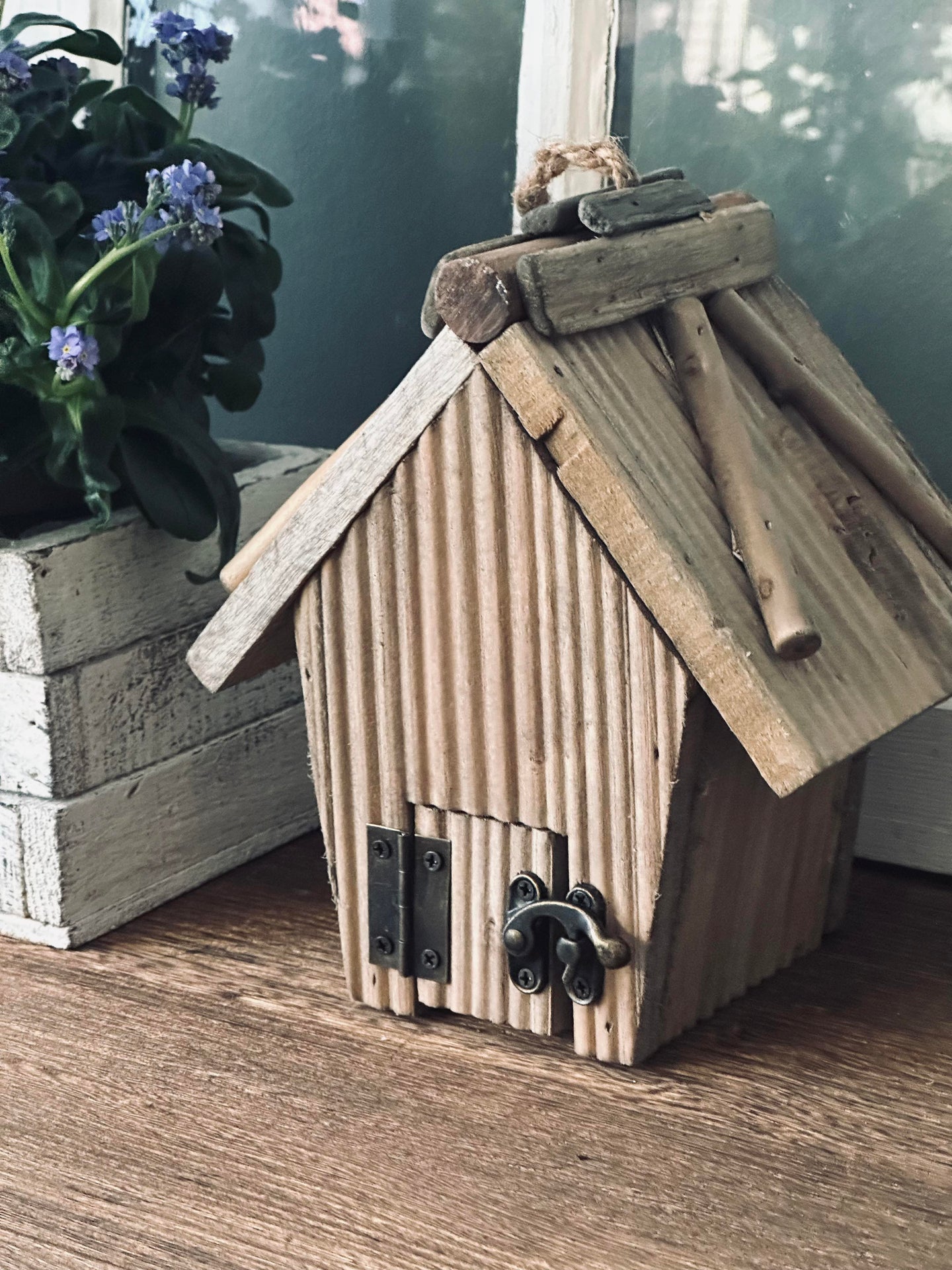 Fuglehus i vasket tre