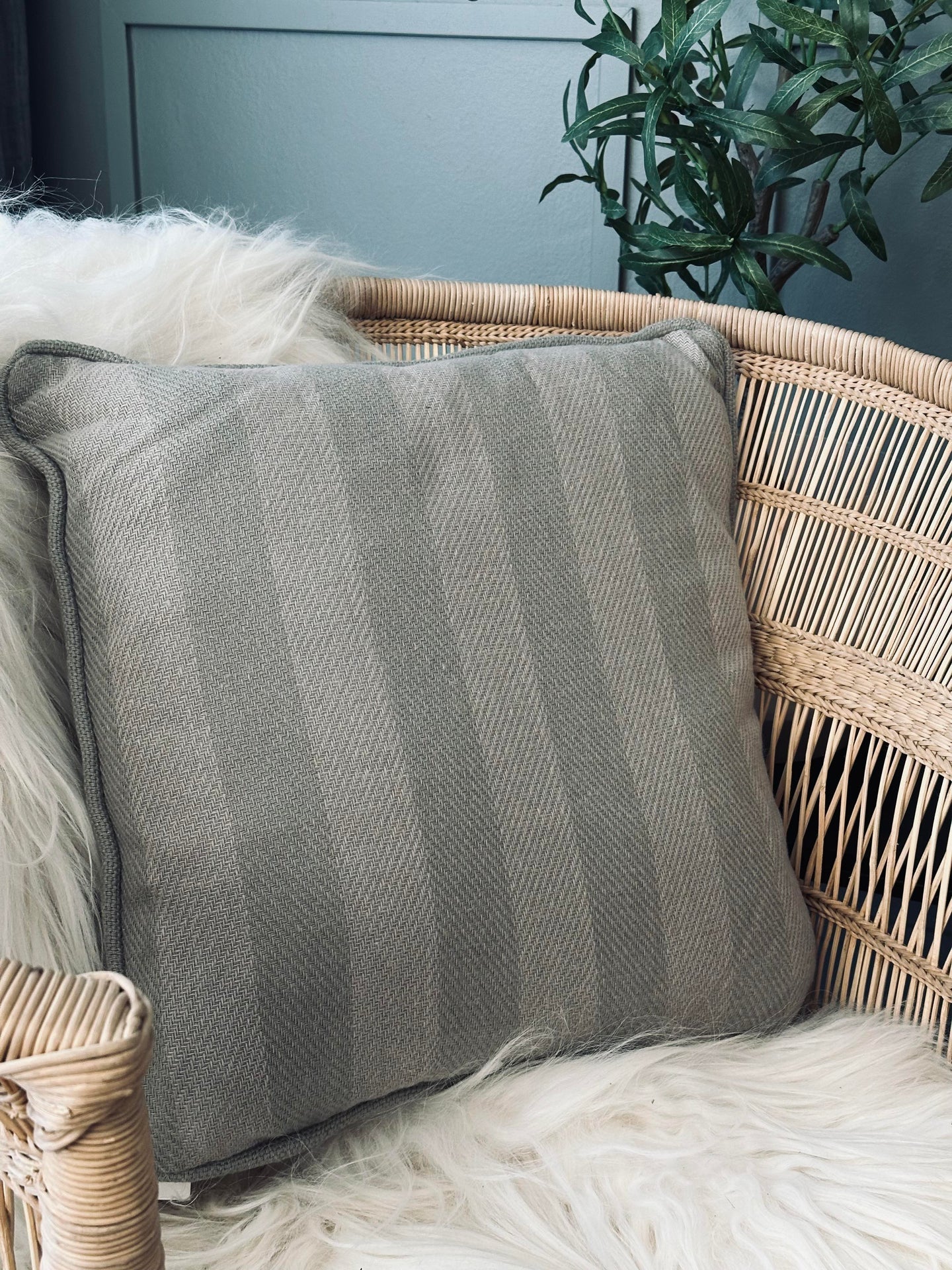 Pute med fyll - Grå / Mint stripet 43x43