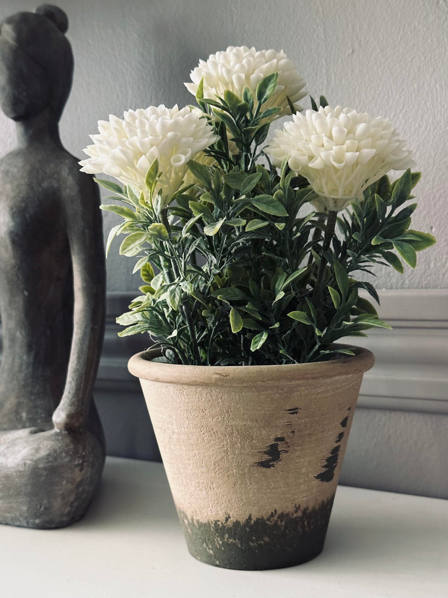 Blomst i rustikk potte - Hvit