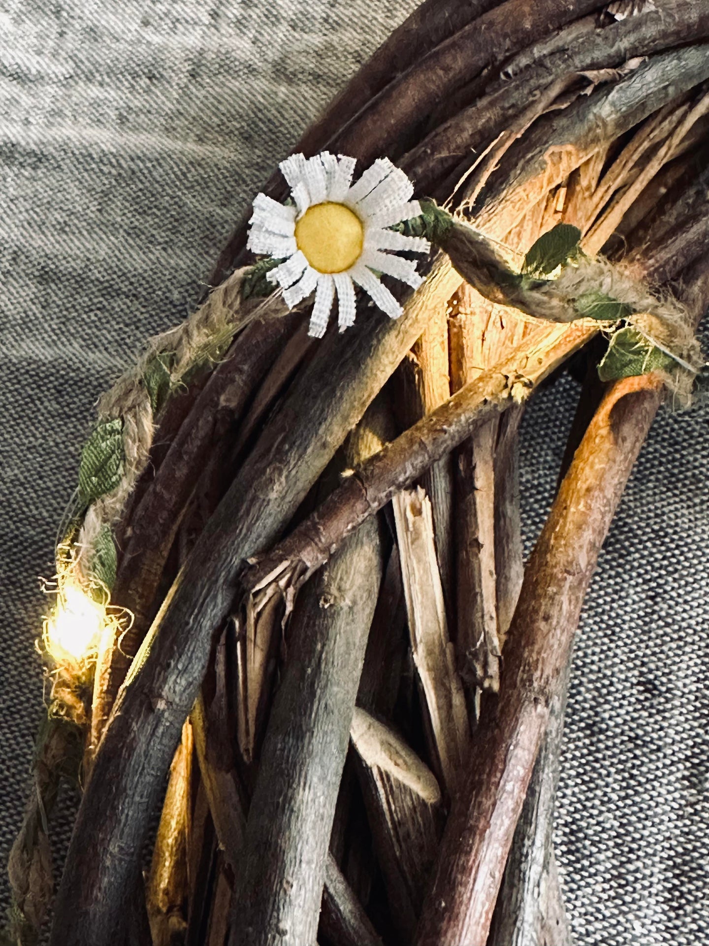 Lyslenke med blader og blomster