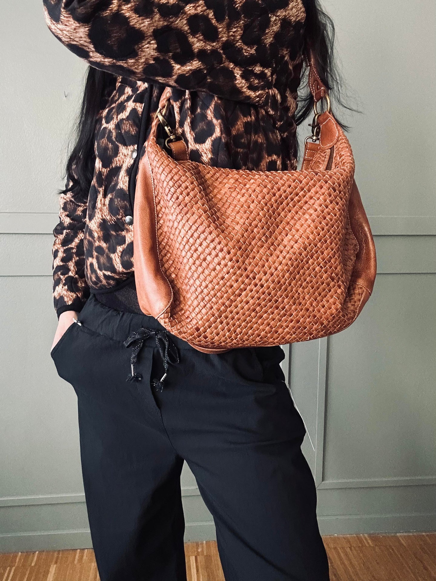 Skulderveske DARIA – Flettet skinn walnut