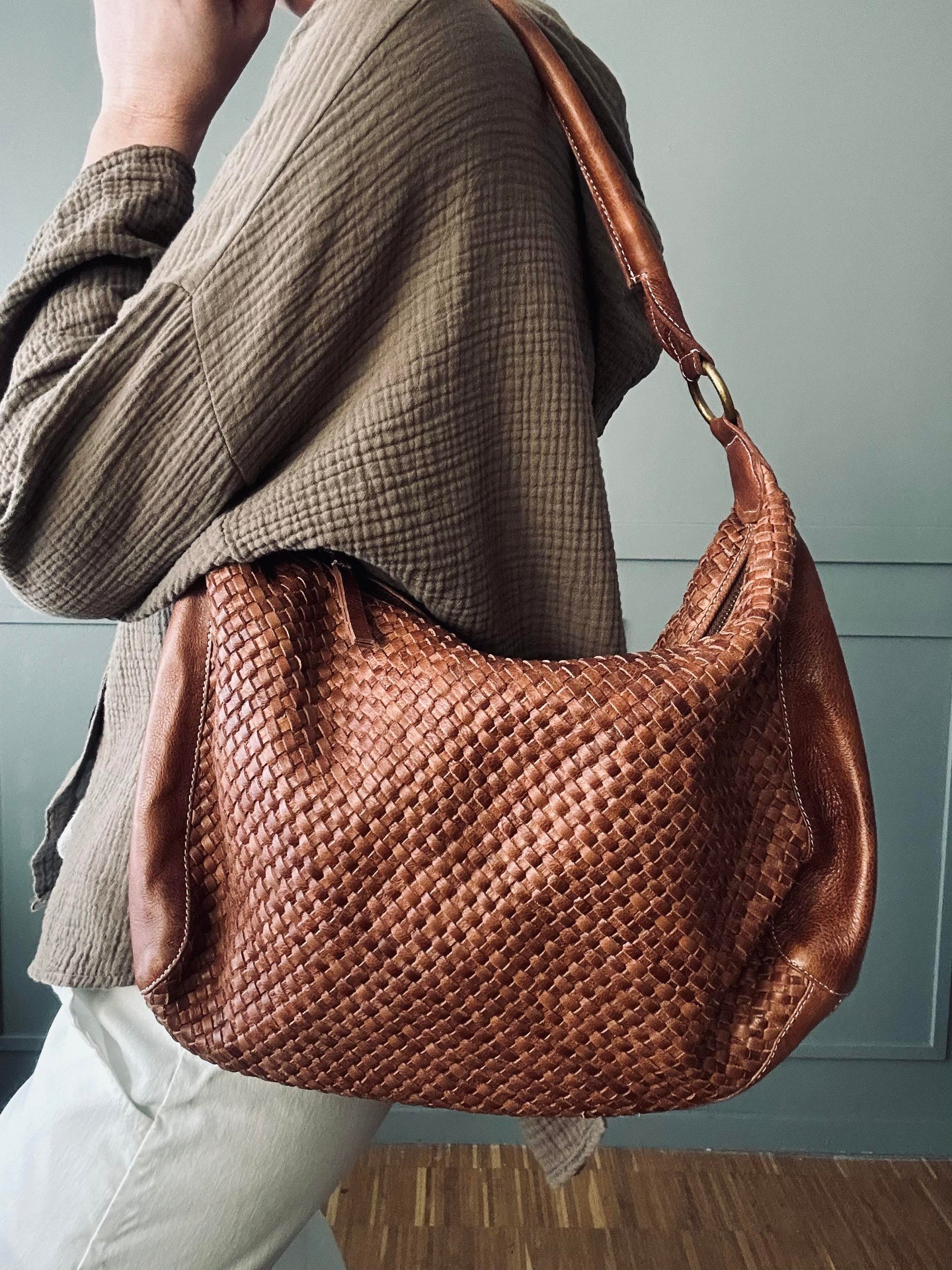 Skulderveske DARIA – Flettet skinn walnut