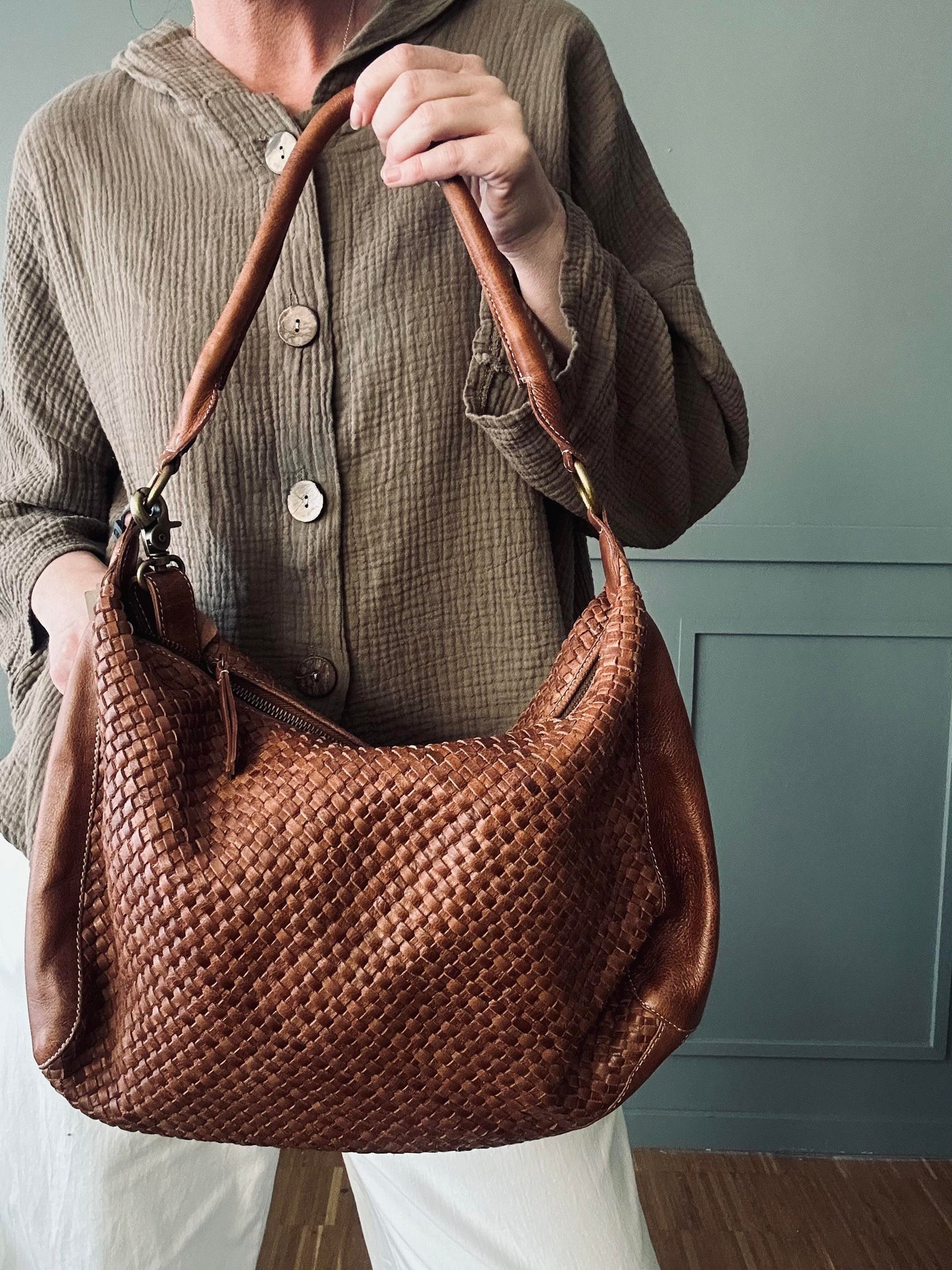 Skulderveske DARIA – Flettet skinn walnut