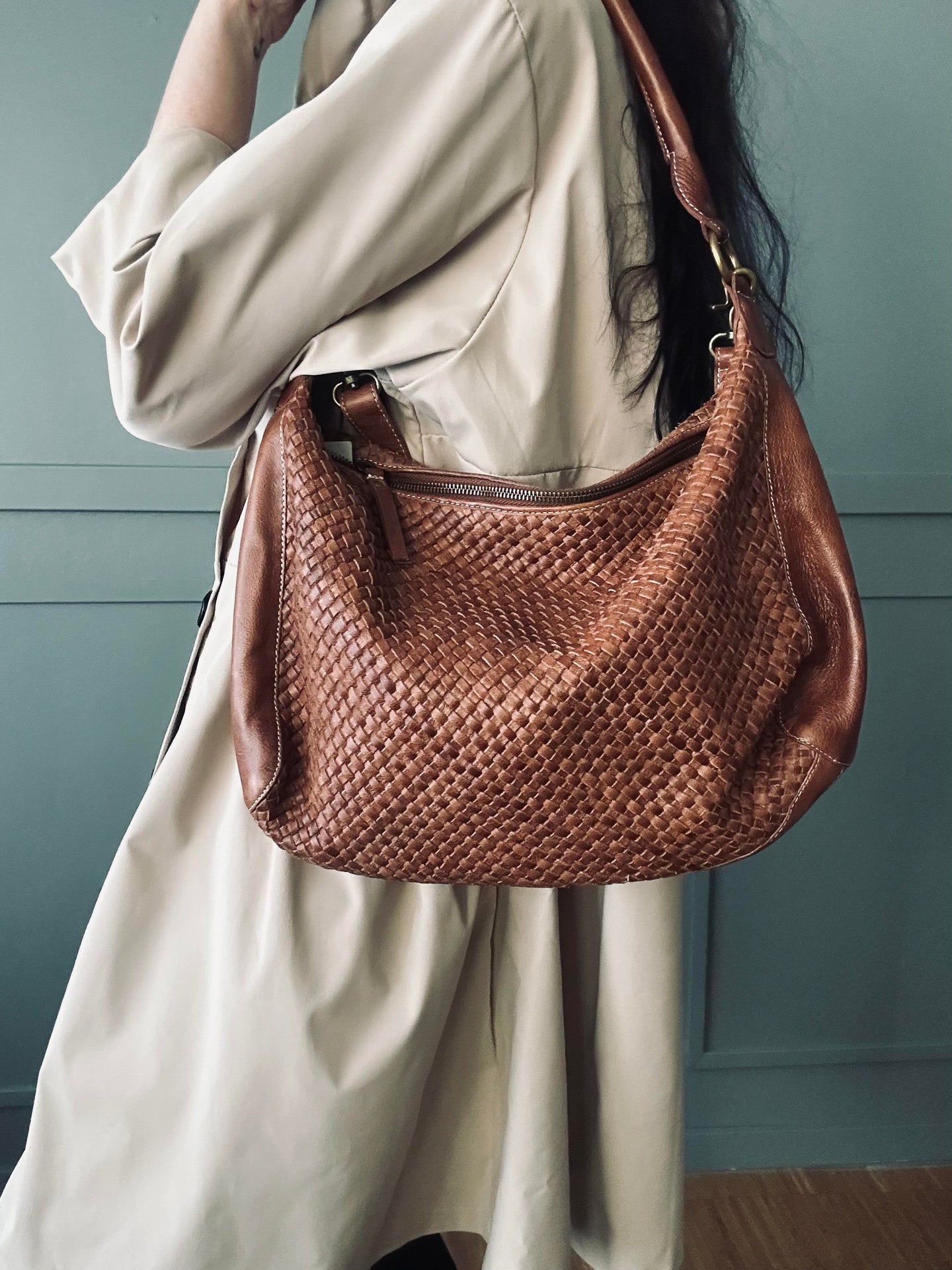 Skulderveske DARIA – Flettet skinn walnut