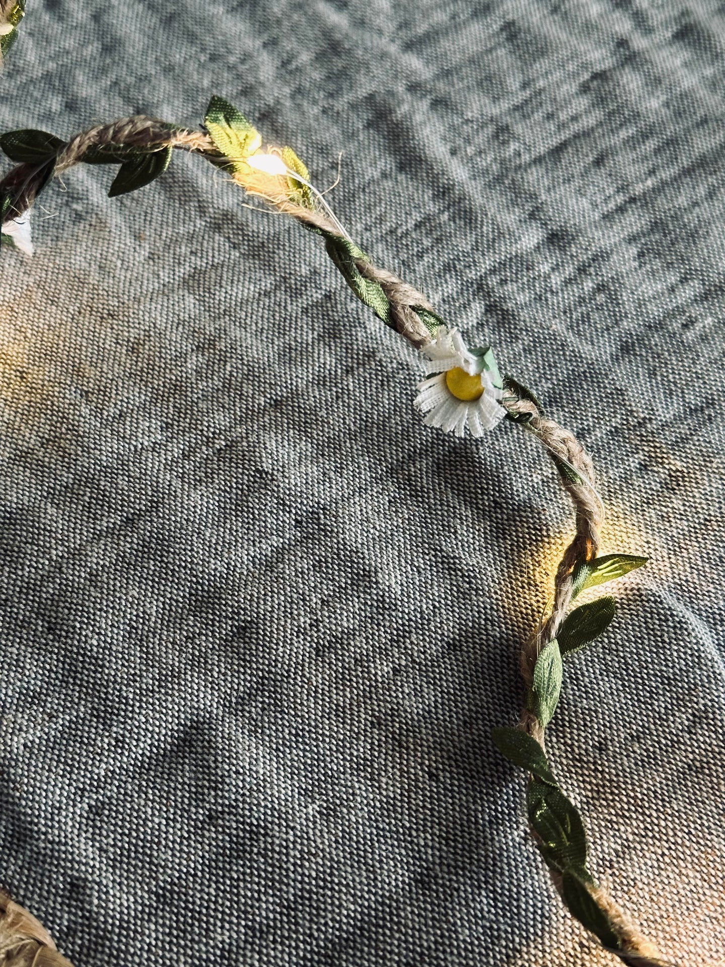 Lyslenke med blader og blomster