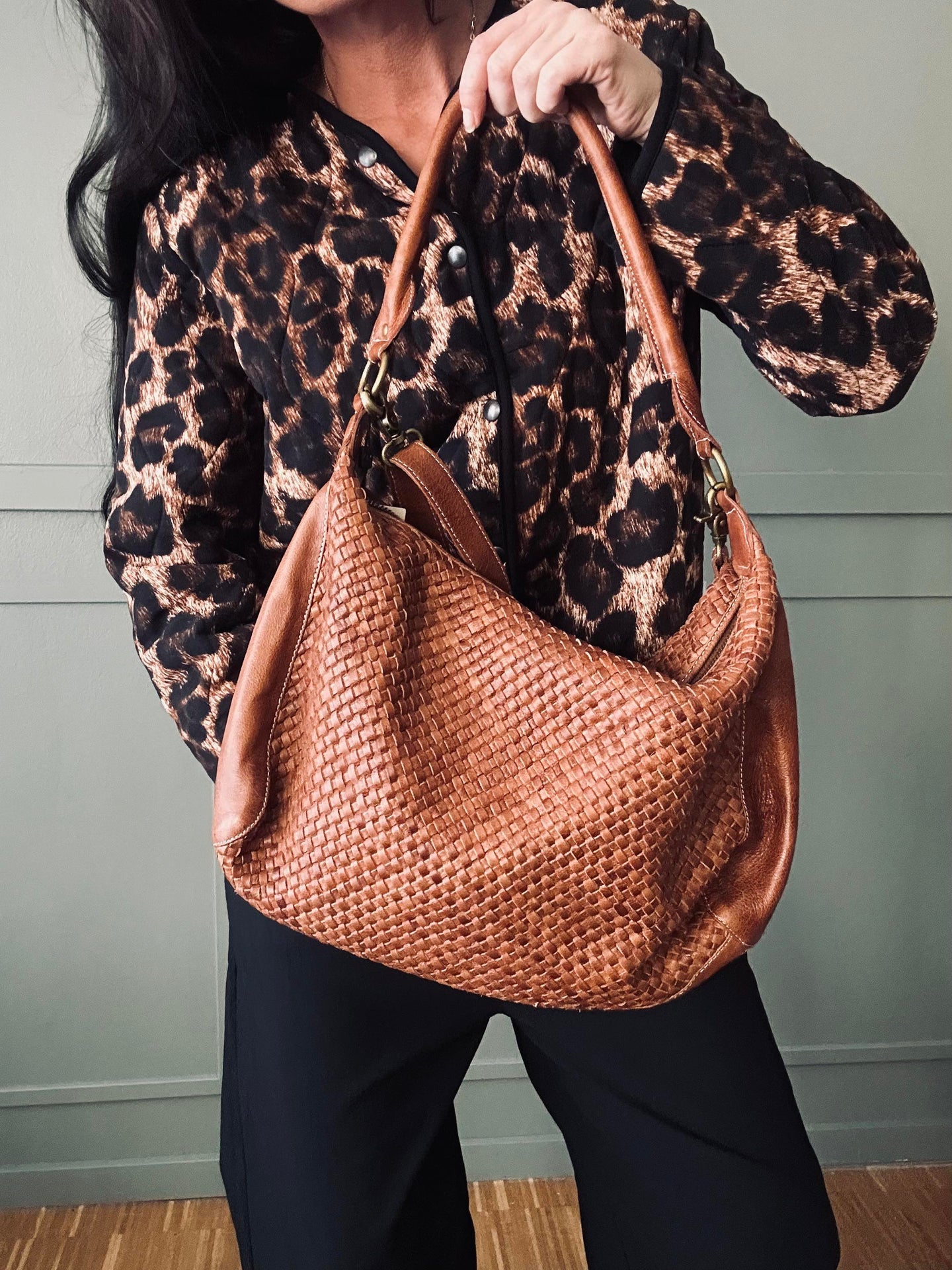 Skulderveske DARIA – Flettet skinn walnut