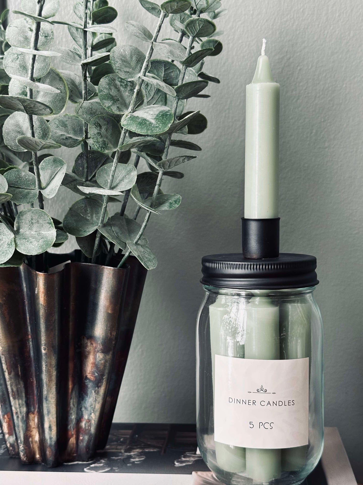 Stearinlys med lysestake - Dus grønn