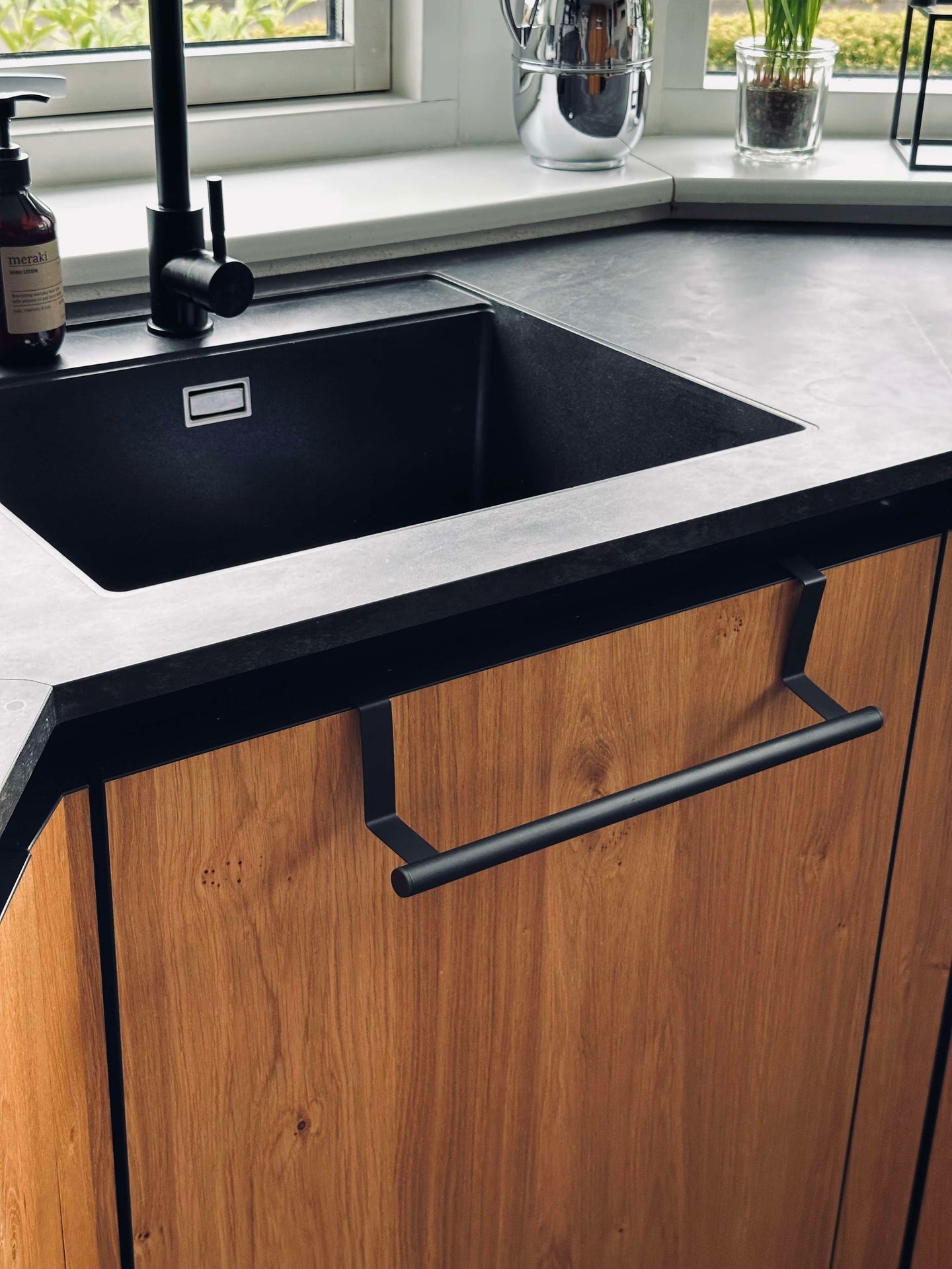 Oppheng for dør eller skapdør