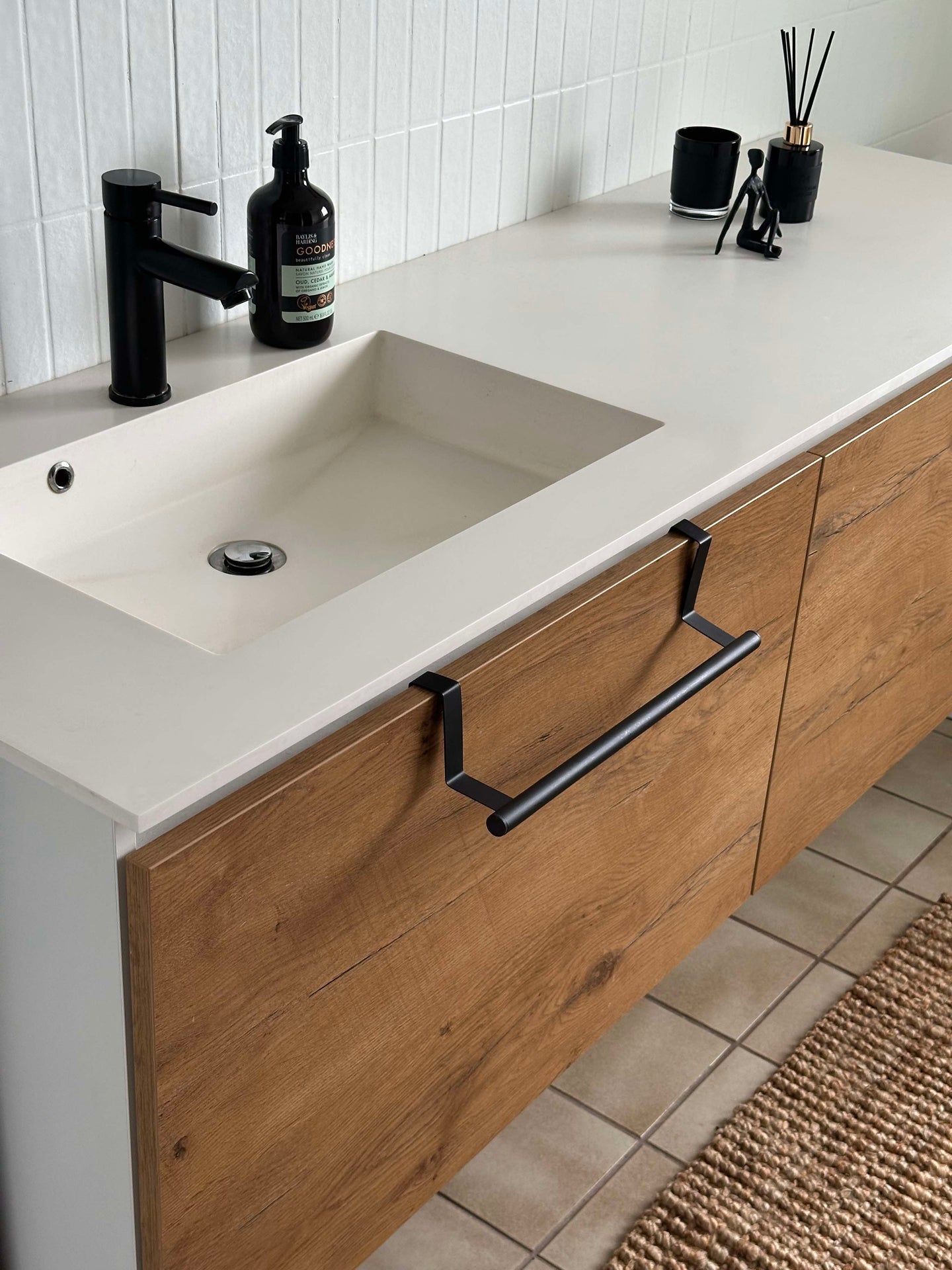 Oppheng for dør eller skapdør