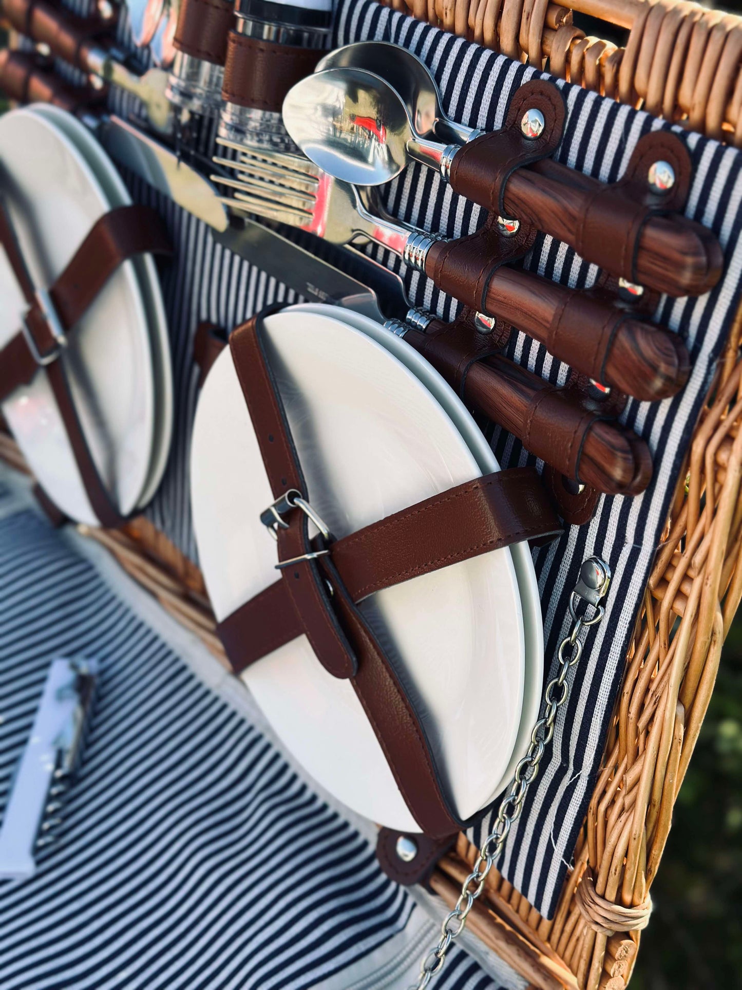 Piknikkurv med innhold for 4 personer - DELUXE