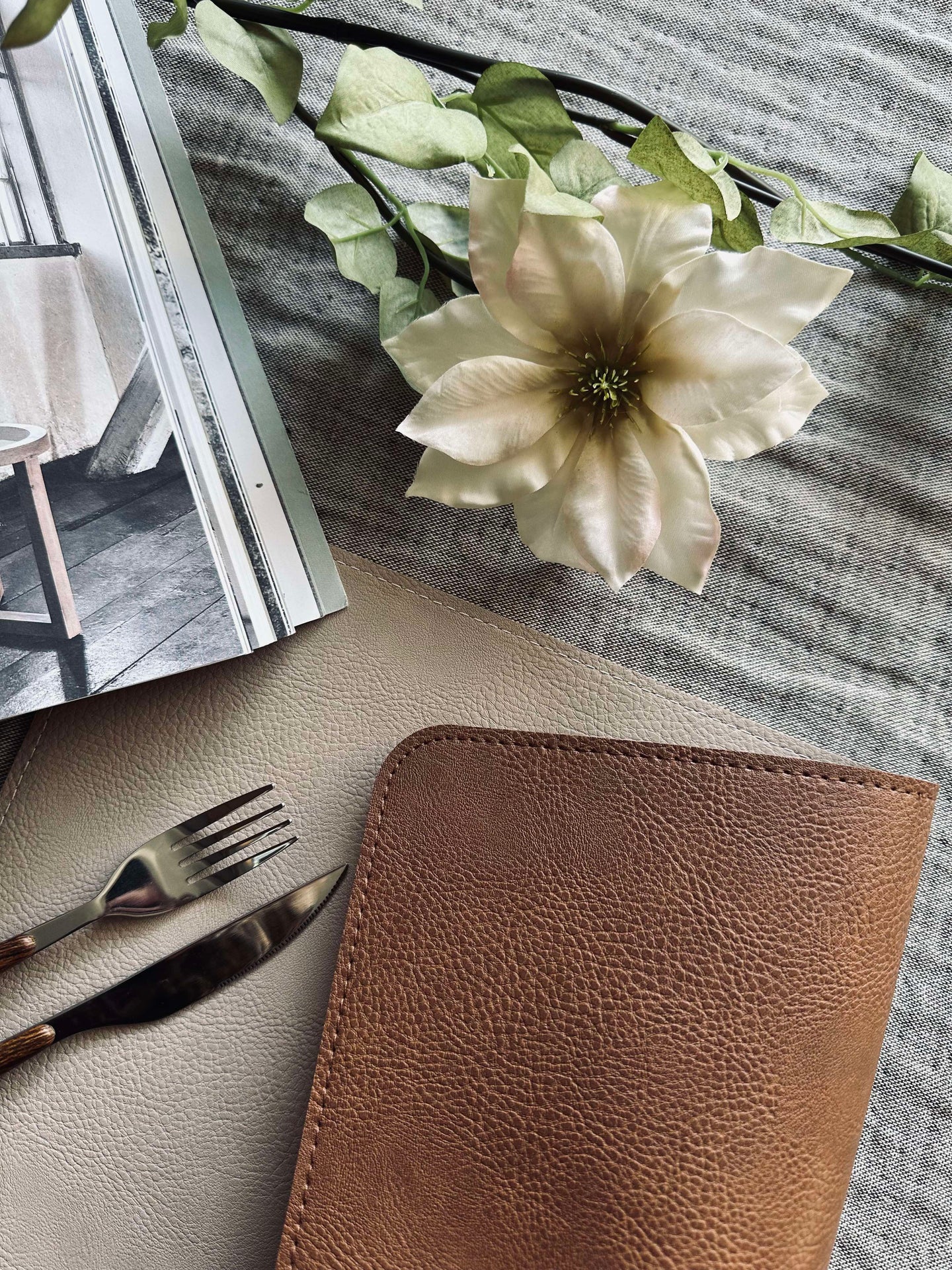 Bordbrikke vendbar - Cognac / svart