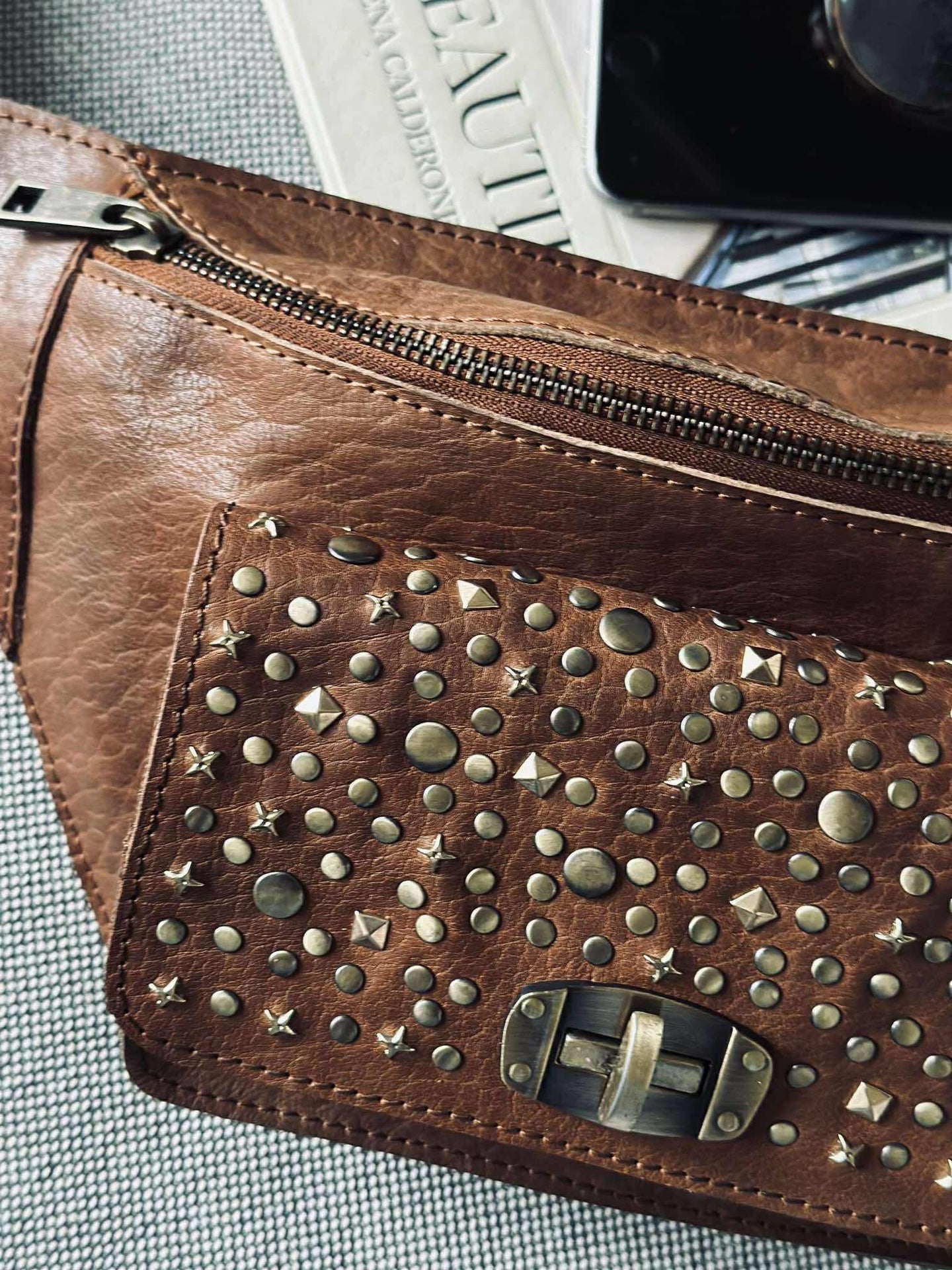 Bumbag med nitter - Cognac
