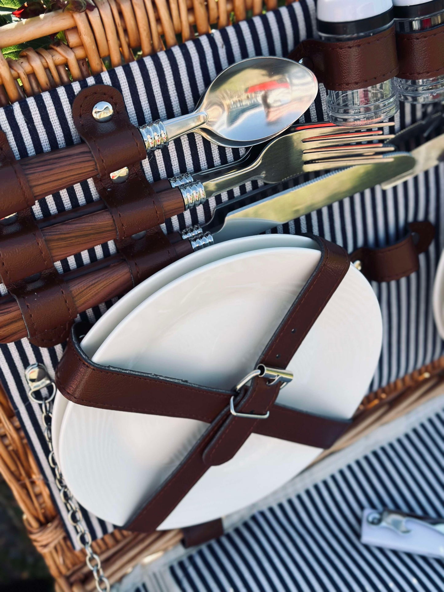 Piknikkurv med innhold for 4 personer - DELUXE