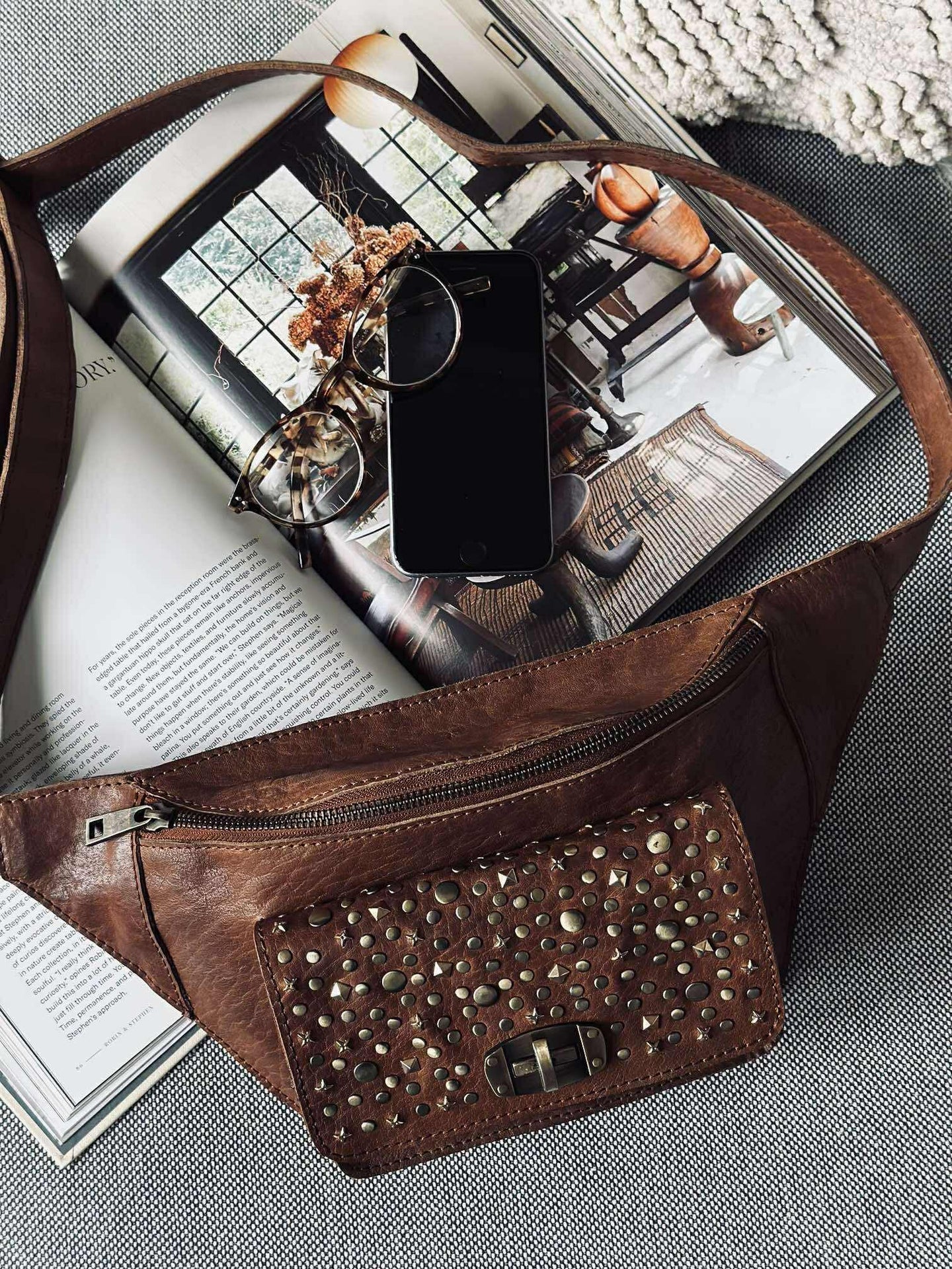 Bumbag med nitter - Cognac