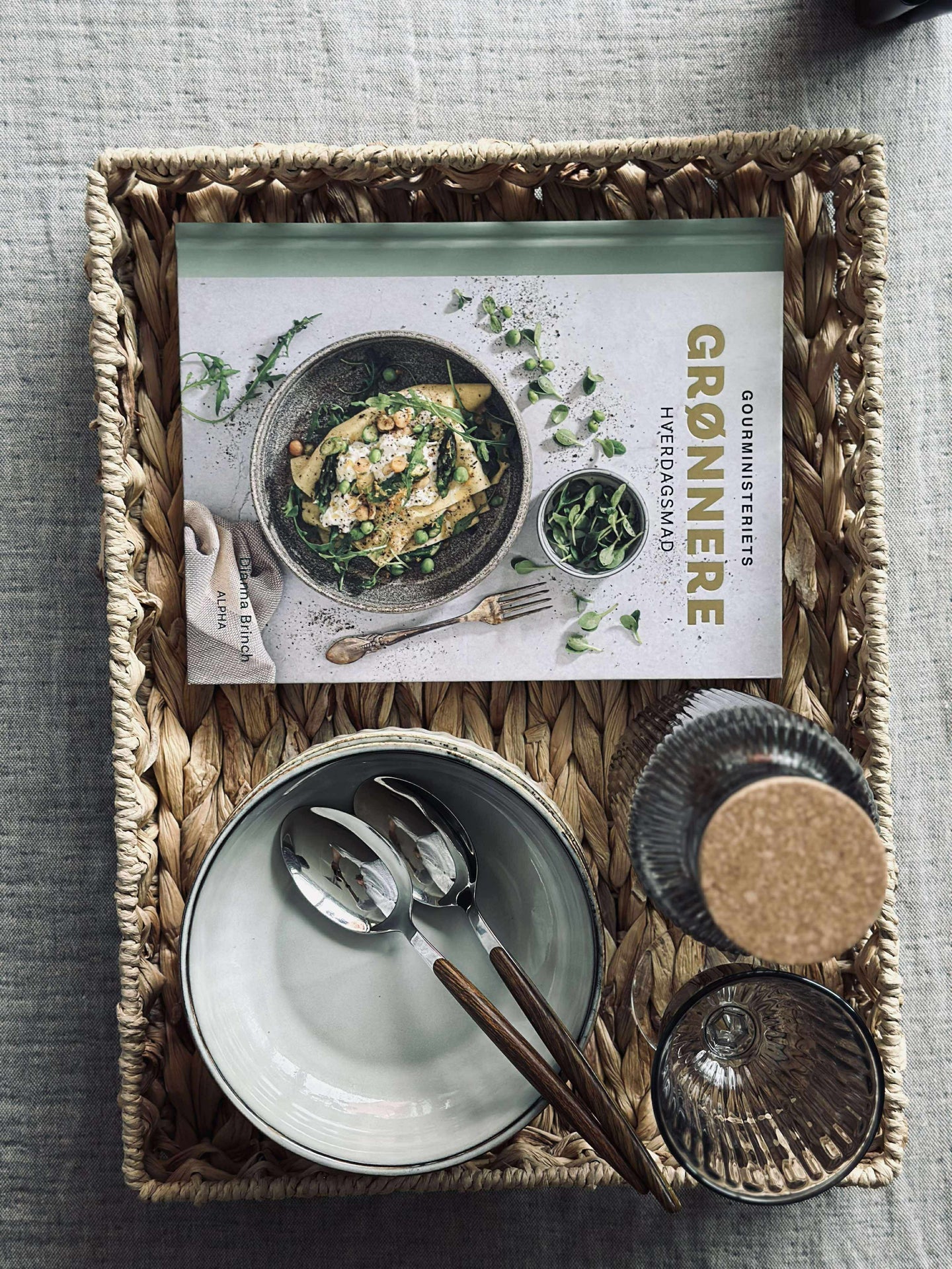 Brett med kant i vannhyasint 32cm