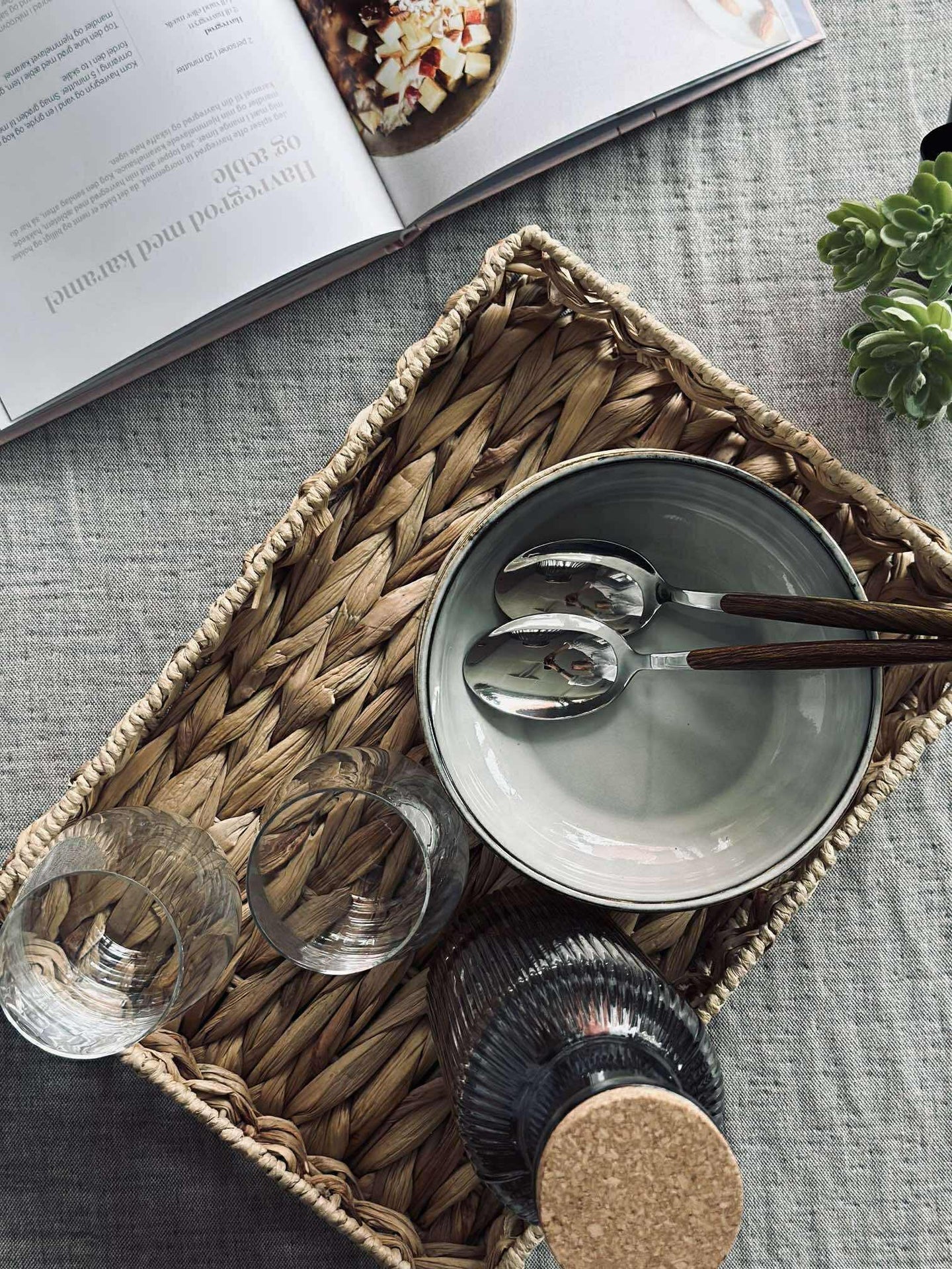 Brett med kant i vannhyasint