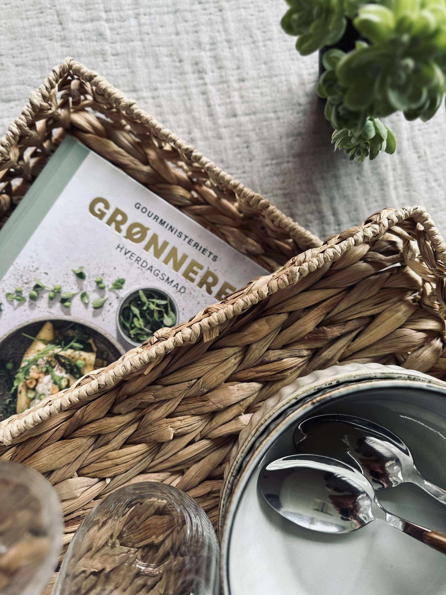 Brett med kant i vannhyasint 32cm