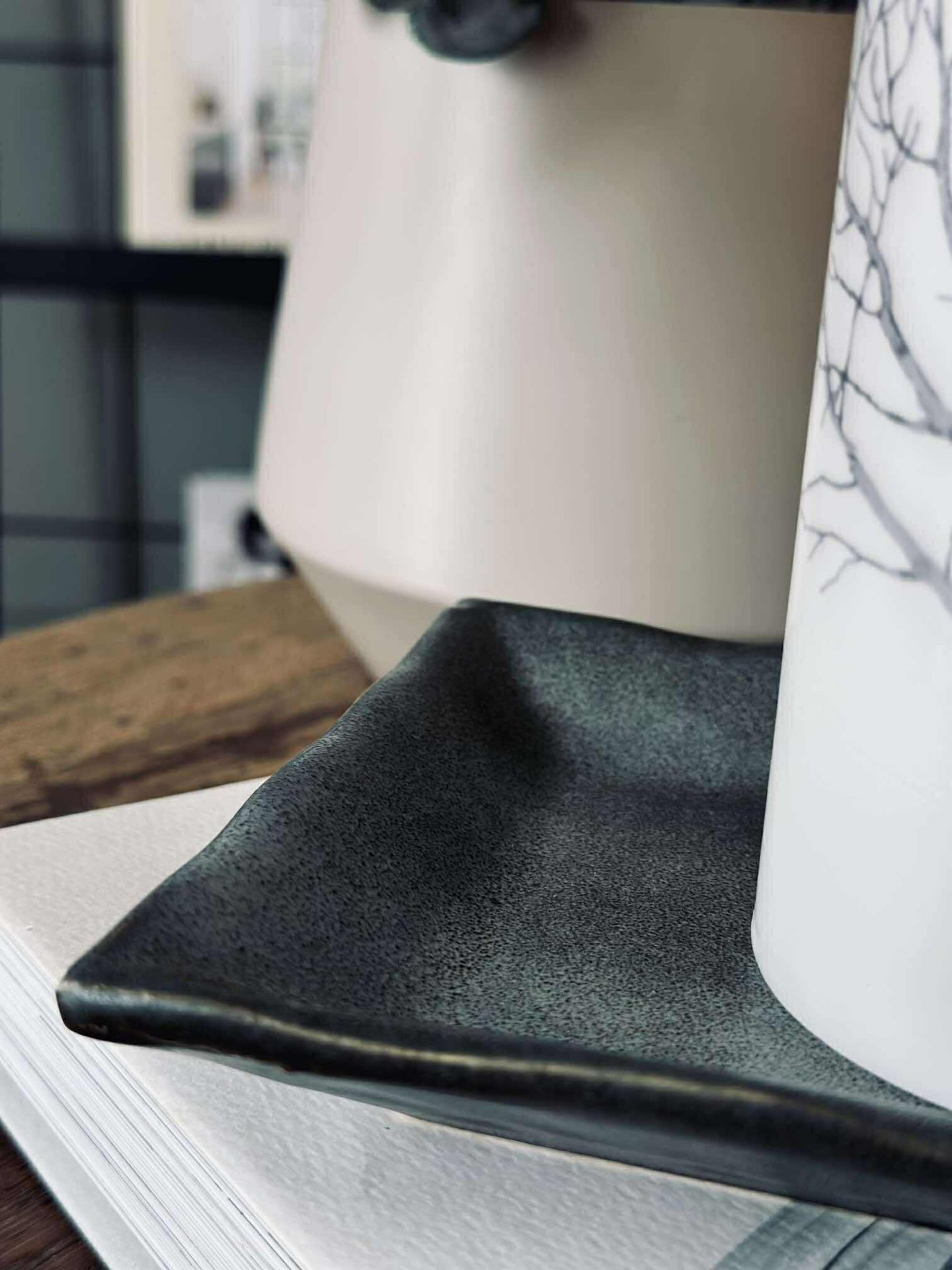 Fat i steintøy – Grå