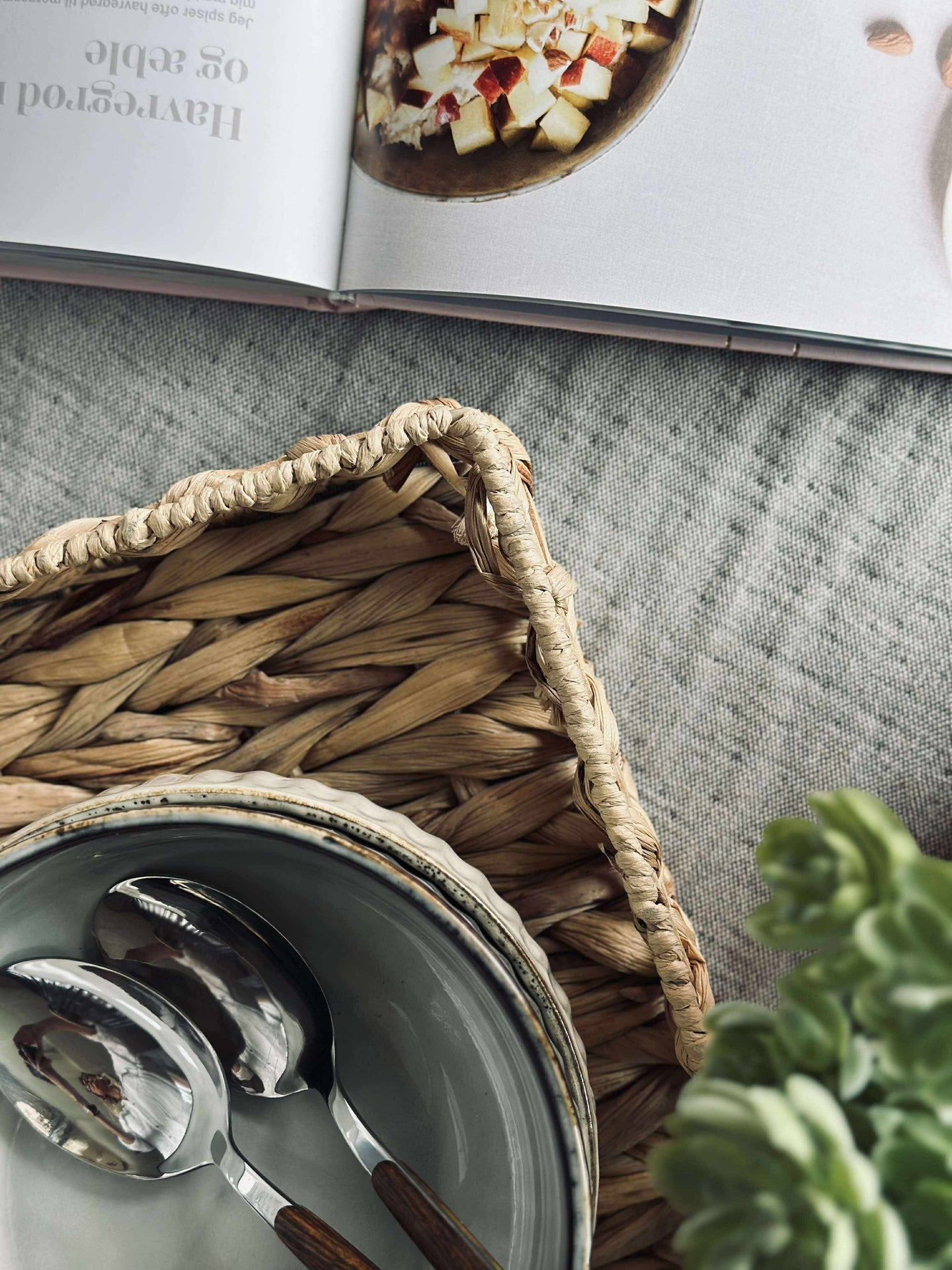 Brett med kant i vannhyasint