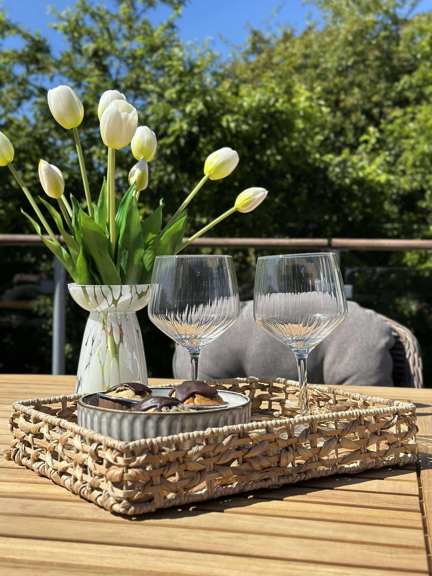 Brett med kant i vannhyasint