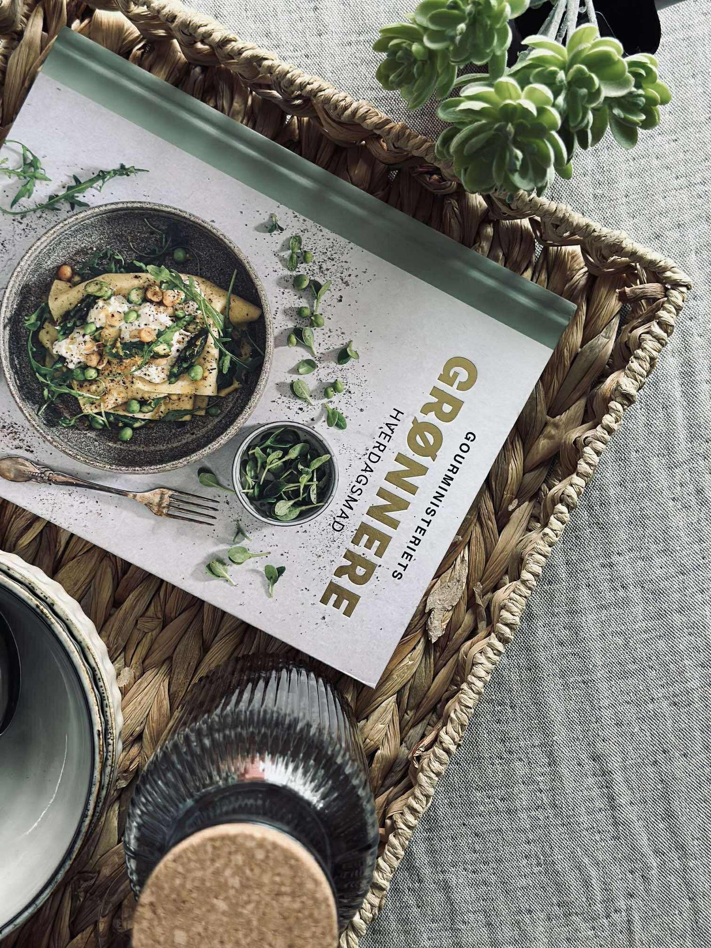 Brett med kant i vannhyasint 32cm