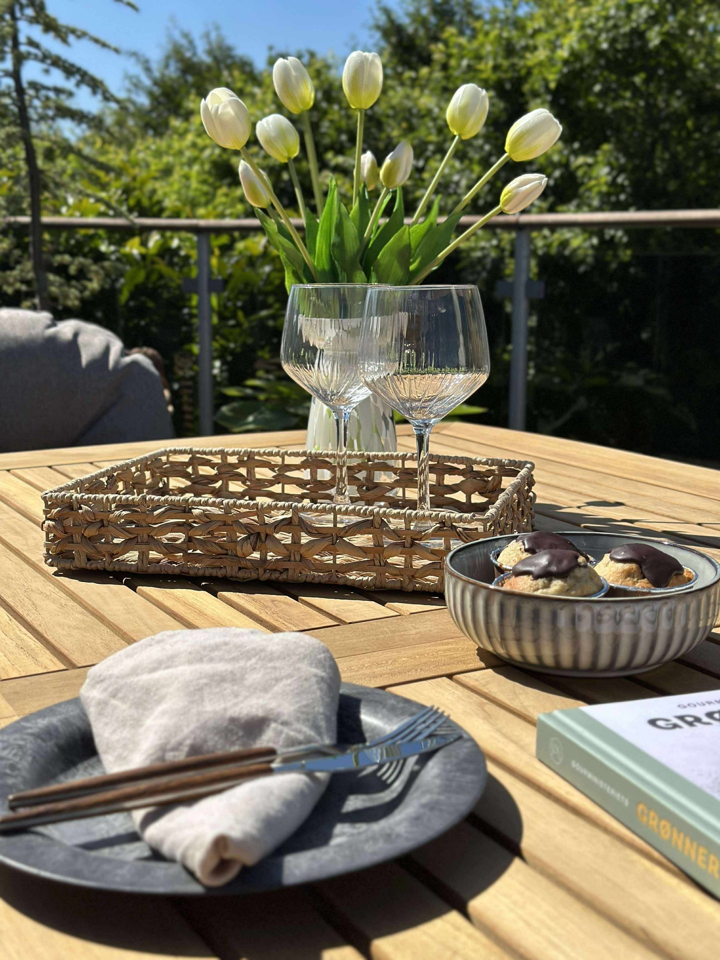 Brett med kant i vannhyasint