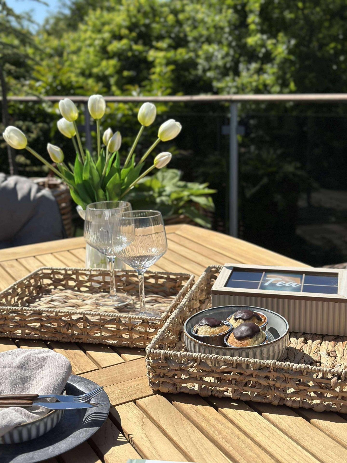 Brett med kant i vannhyasint