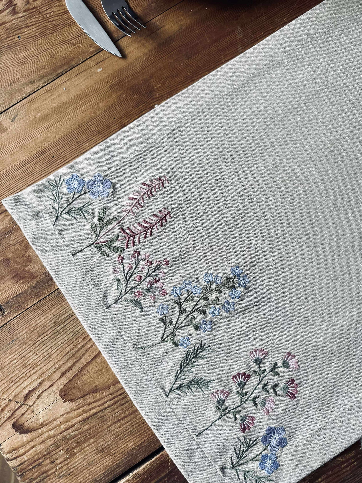 Bordløper flower broderi - Linlook